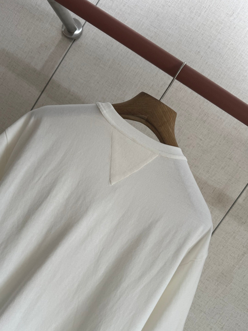 Dior – Weisses T-Shirt mit Brusttasche und Metallnieten