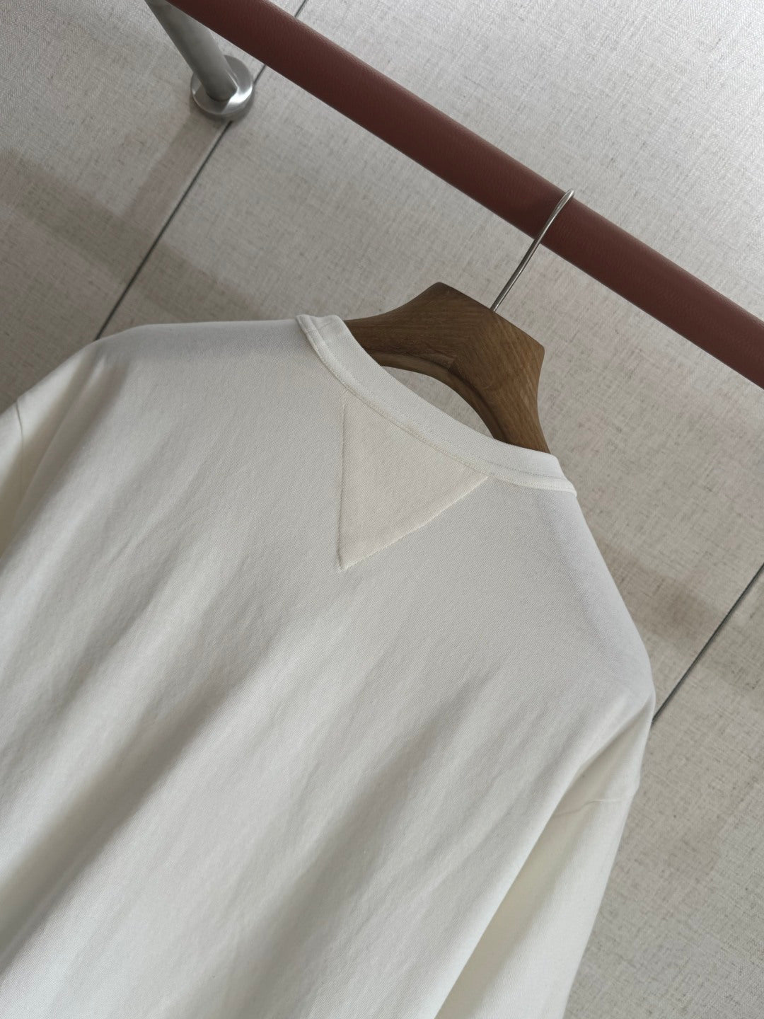 Dior – Weisses T-Shirt mit Brusttasche und Metallnieten