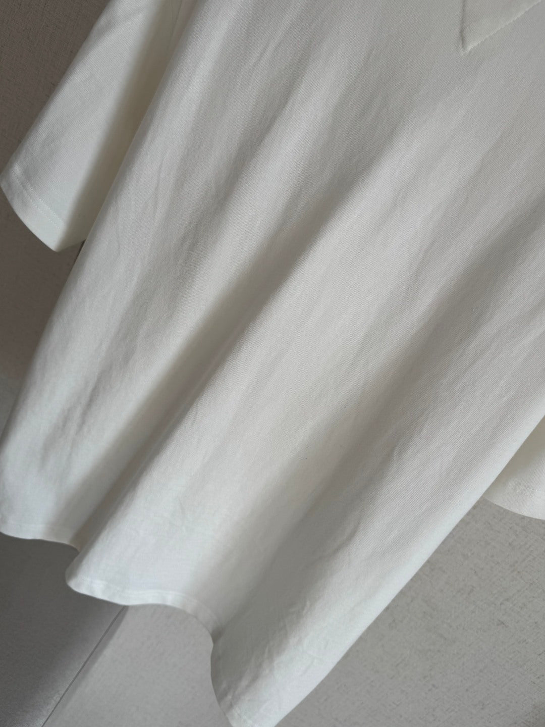 Dior – Weisses T-Shirt mit Brusttasche und Metallnieten