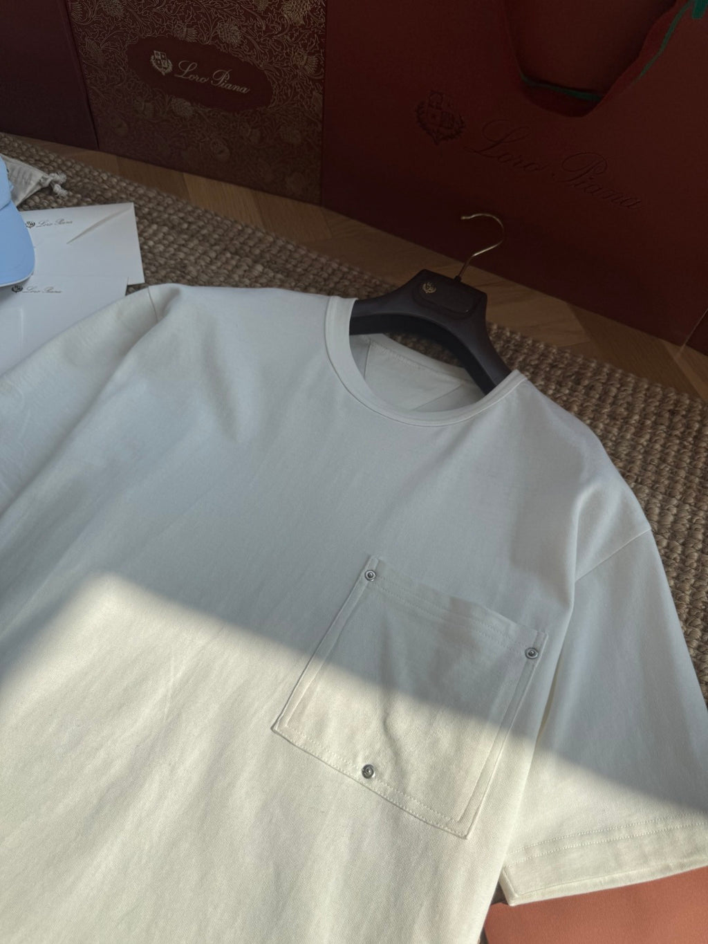 Dior – Weisses T-Shirt mit Brusttasche und Metallnieten