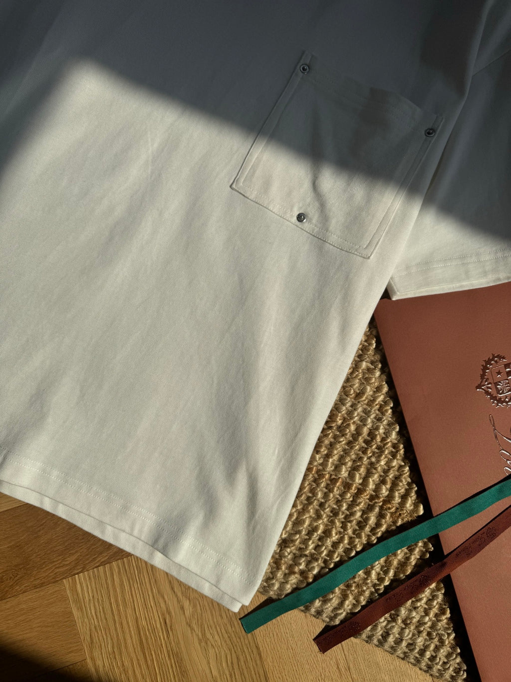 Dior – Weisses T-Shirt mit Brusttasche und Metallnieten