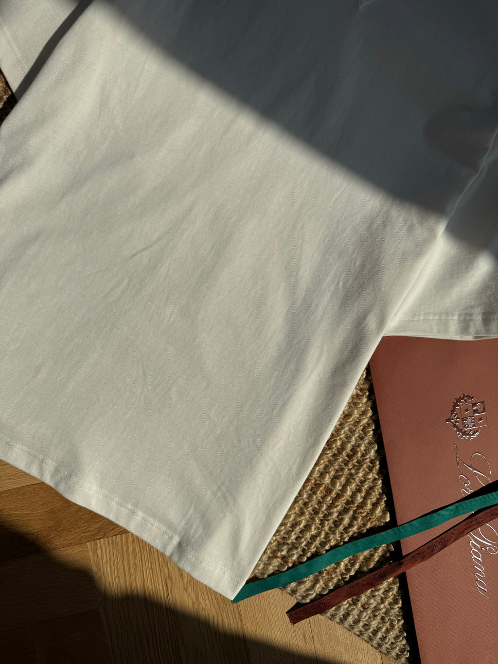 Dior – Weisses T-Shirt mit Brusttasche und Metallnieten