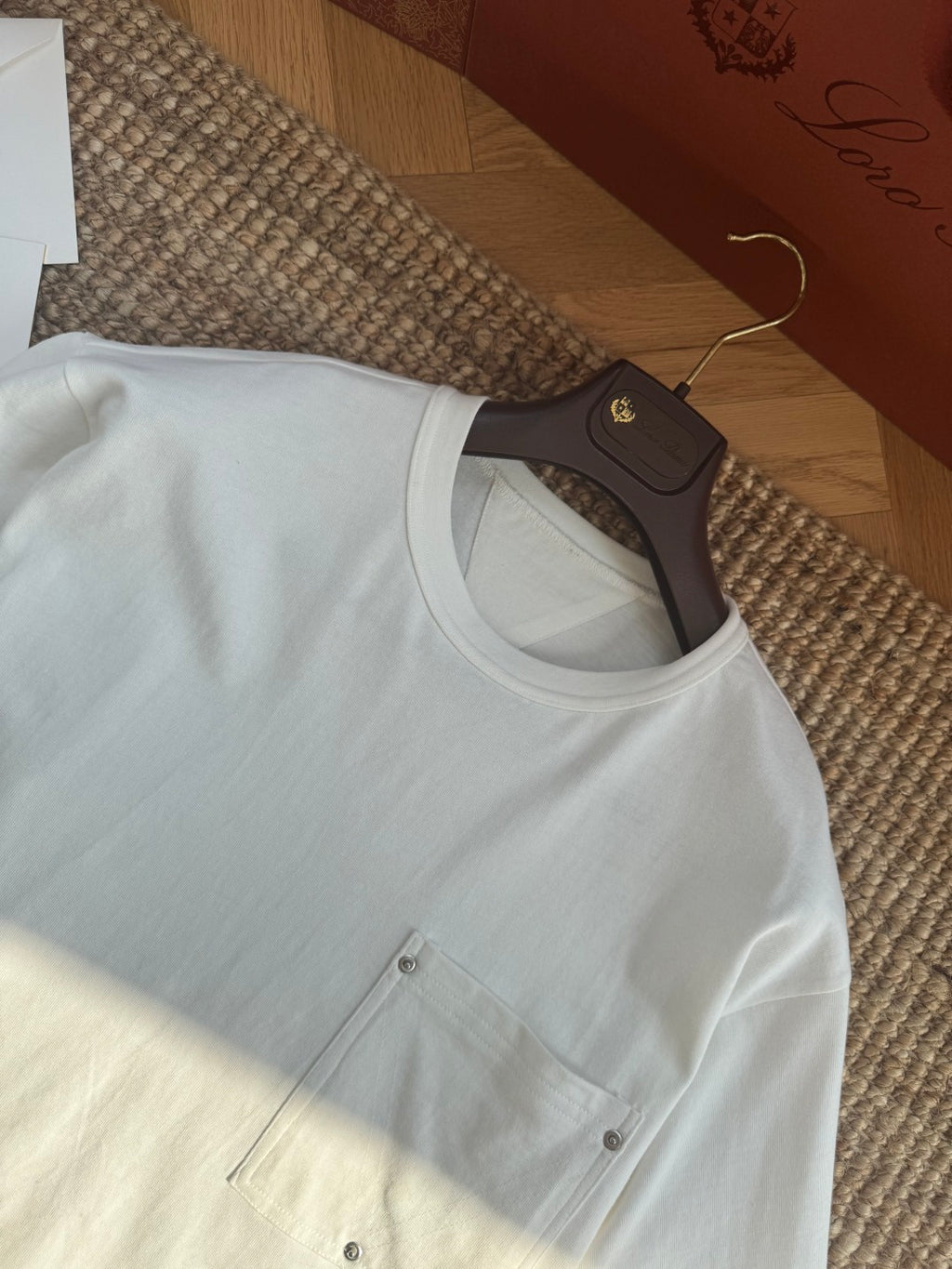 Dior – Weisses T-Shirt mit Brusttasche und Metallnieten