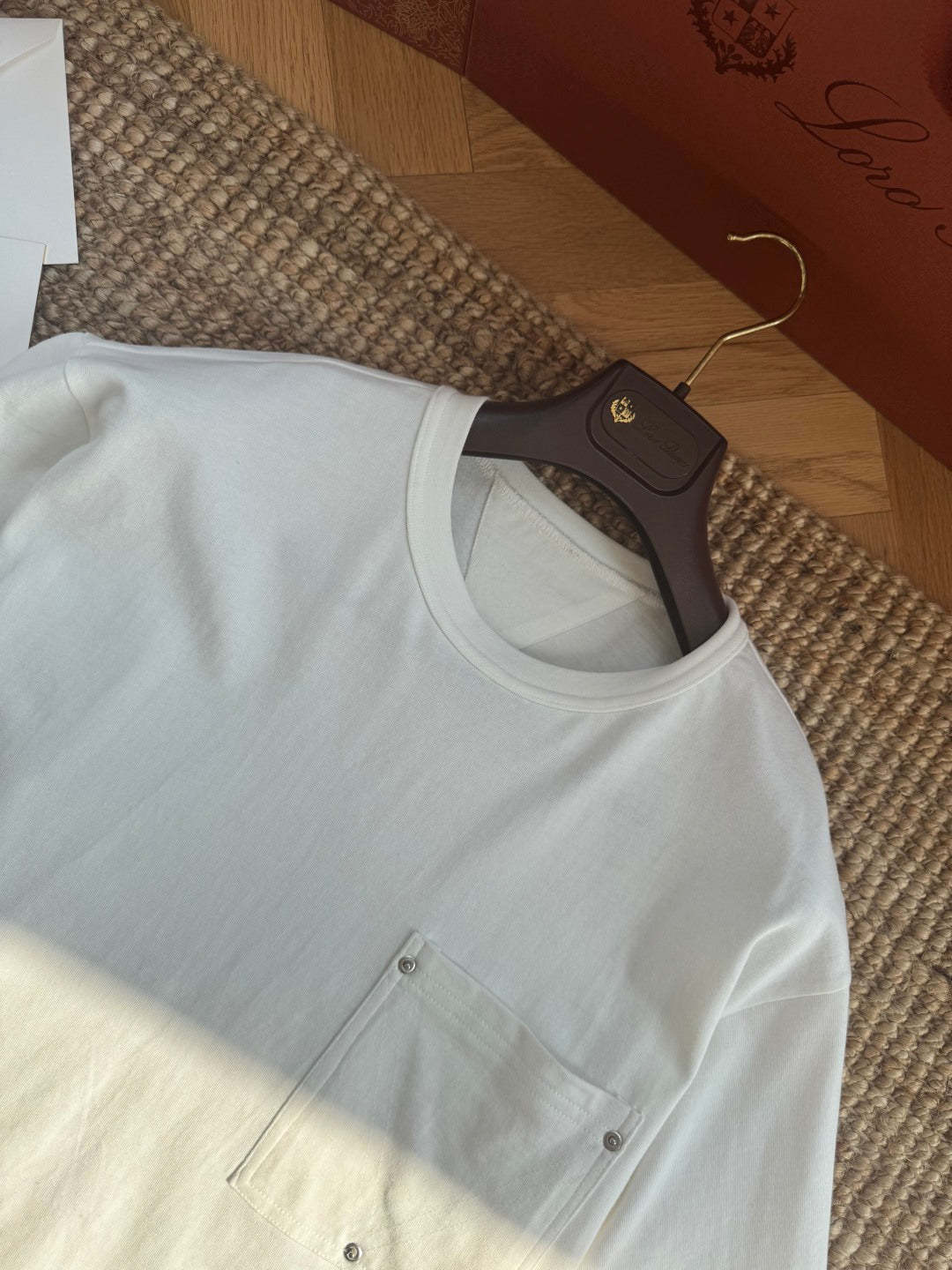 Dior – Weisses T-Shirt mit Brusttasche und Metallnieten