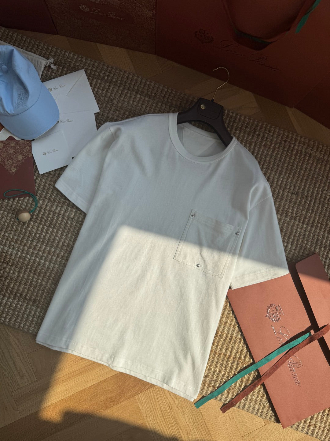 Dior – Weisses T-Shirt mit Brusttasche und Metallnieten