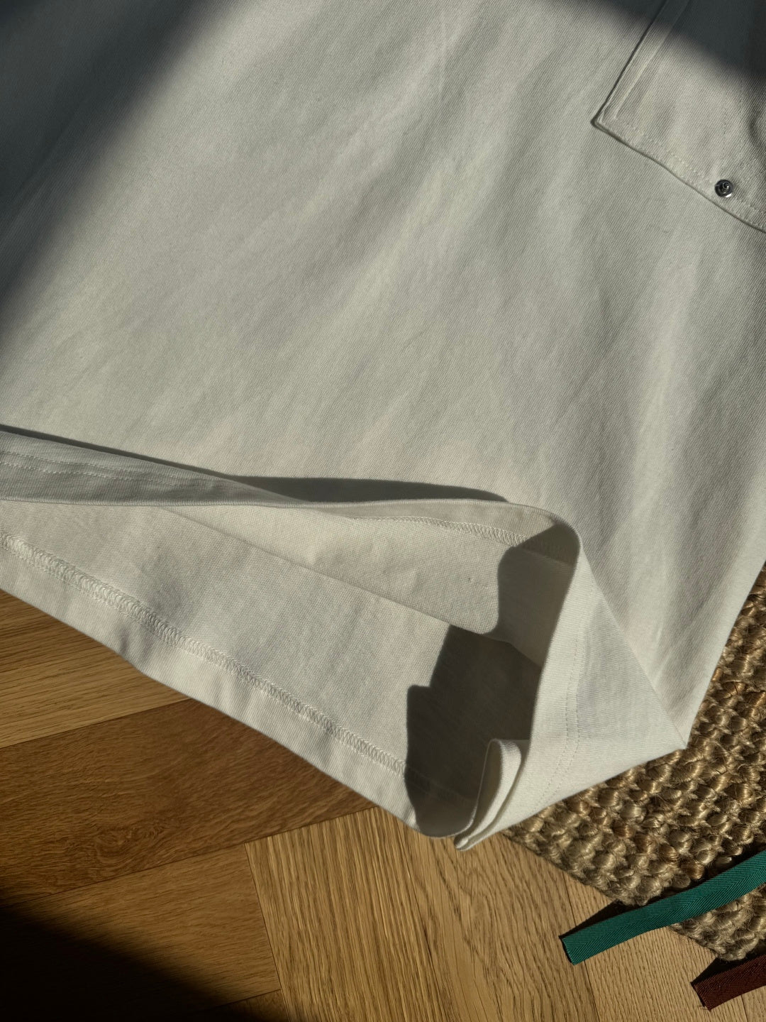 Dior – Weisses T-Shirt mit Brusttasche und Metallnieten