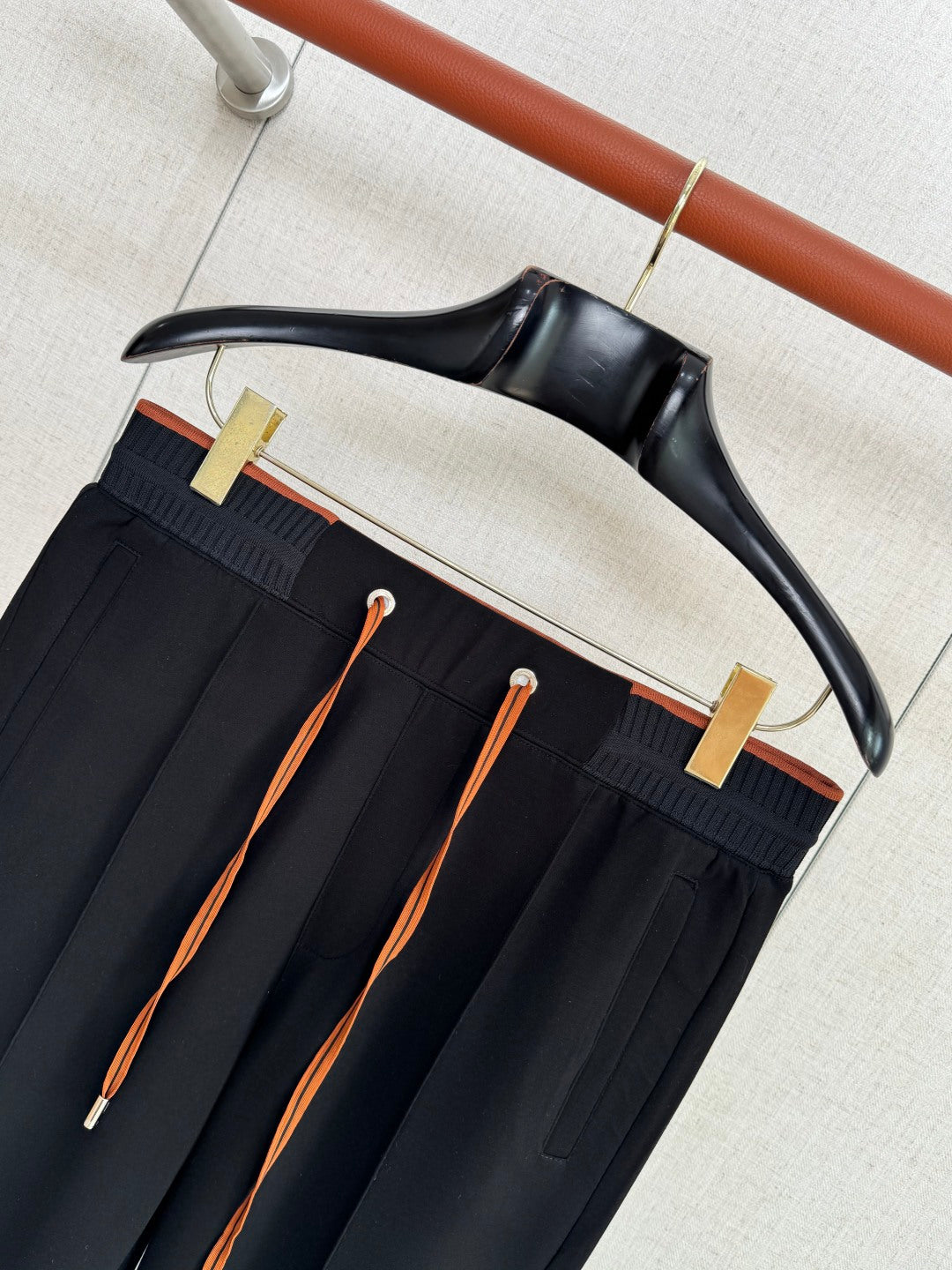 ZEGNA Schwarze Jersey-Jogpants mit braunen Kordeln und geradem Bein