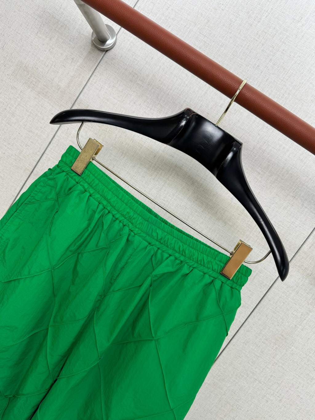 Dior – Grüne Shorts mit elastischem Bund und gestepptem Diamantmuster