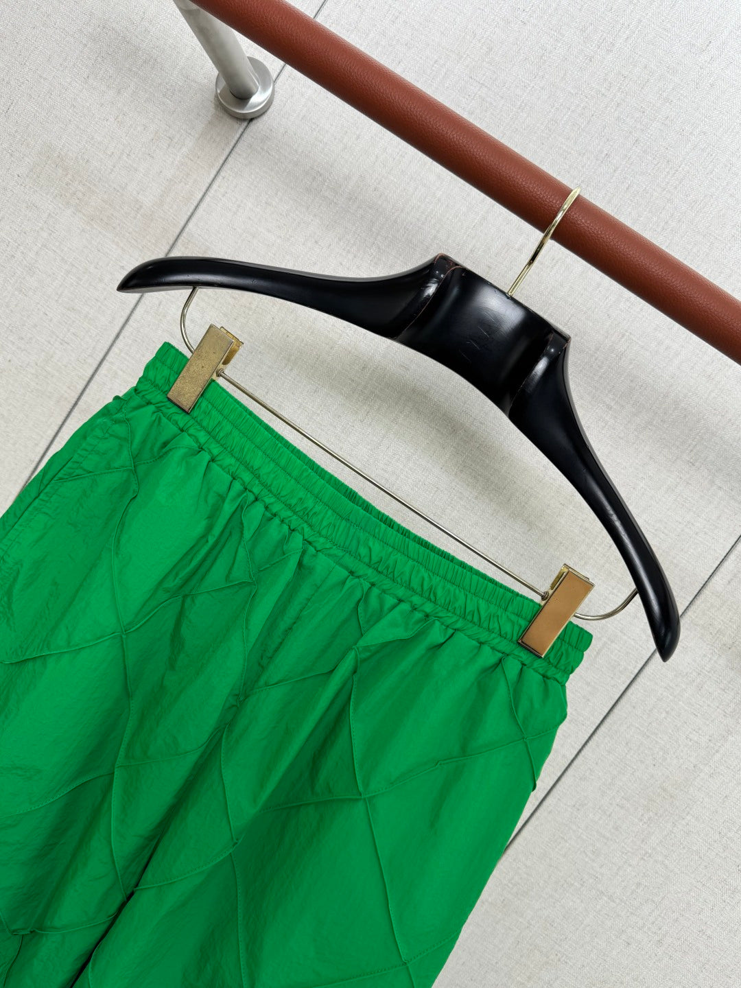 Dior – Grüne Shorts mit elastischem Bund und gestepptem Diamantmuster