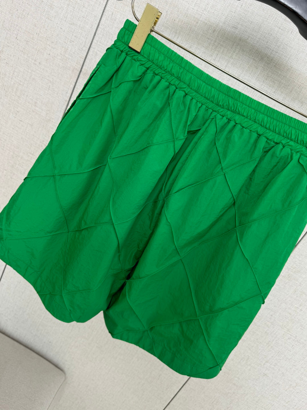 Dior – Grüne Shorts mit elastischem Bund und gestepptem Diamantmuster