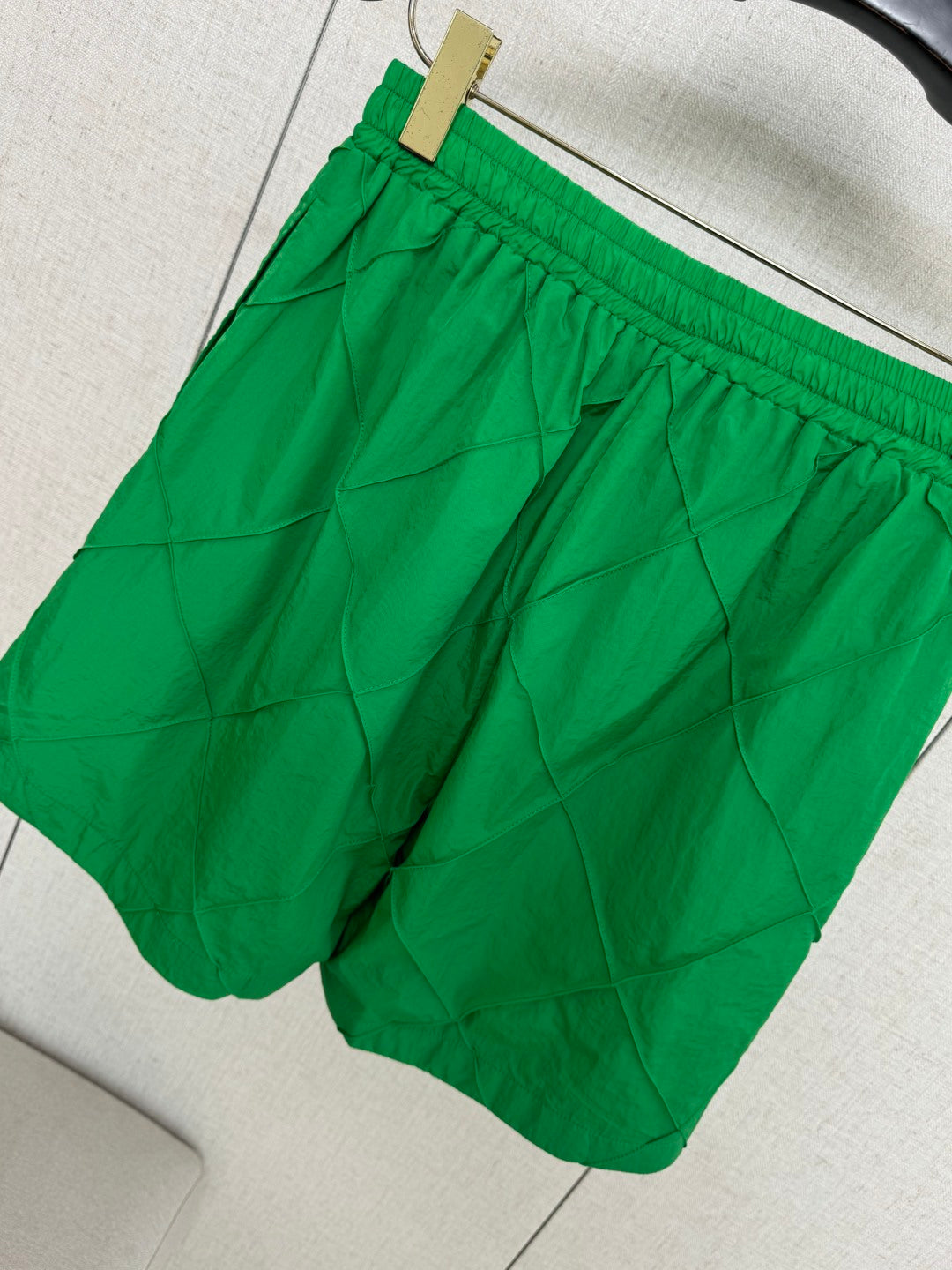 Dior – Grüne Shorts mit elastischem Bund und gestepptem Diamantmuster