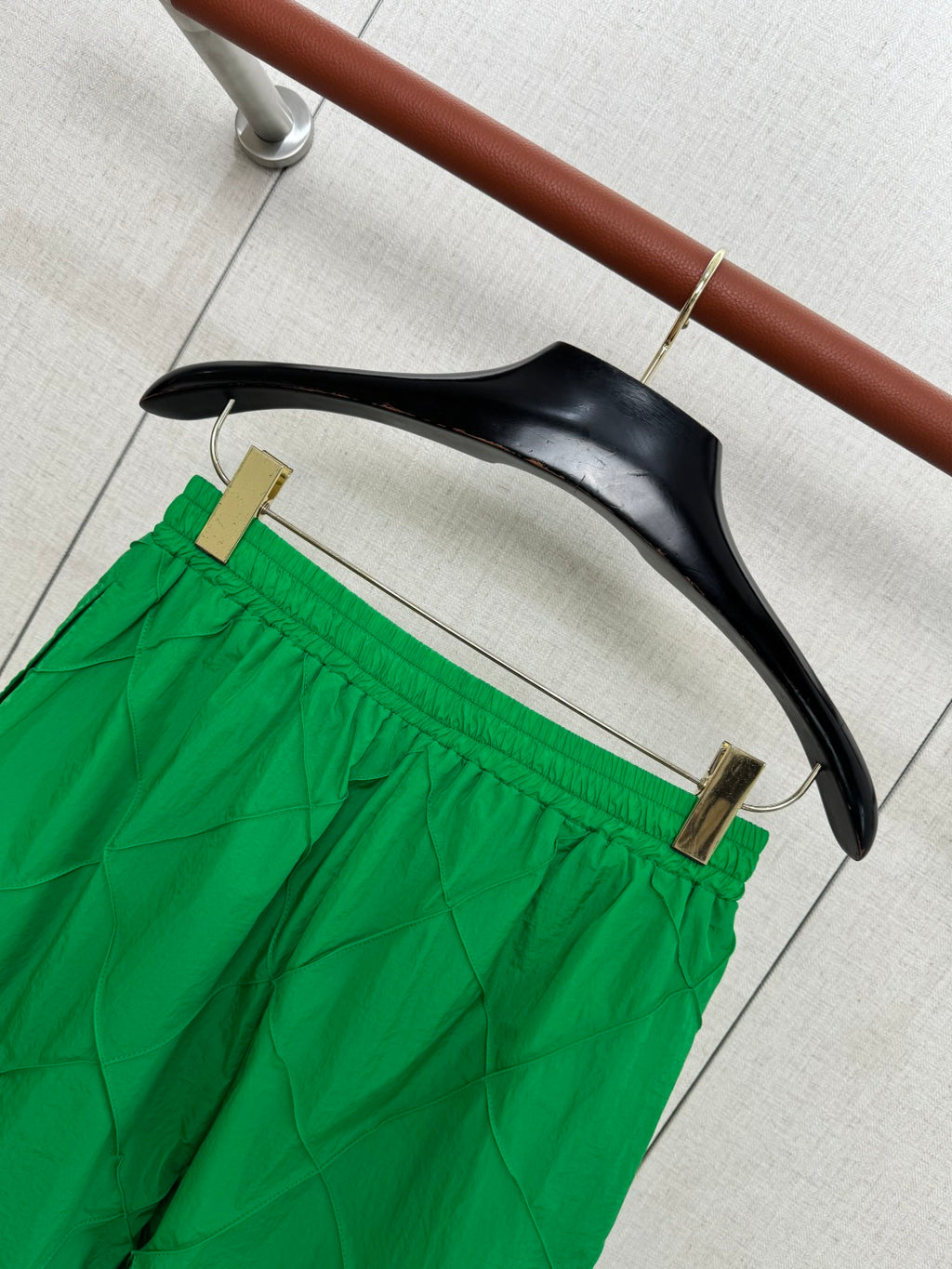 Dior – Grüne Shorts mit elastischem Bund und gestepptem Diamantmuster