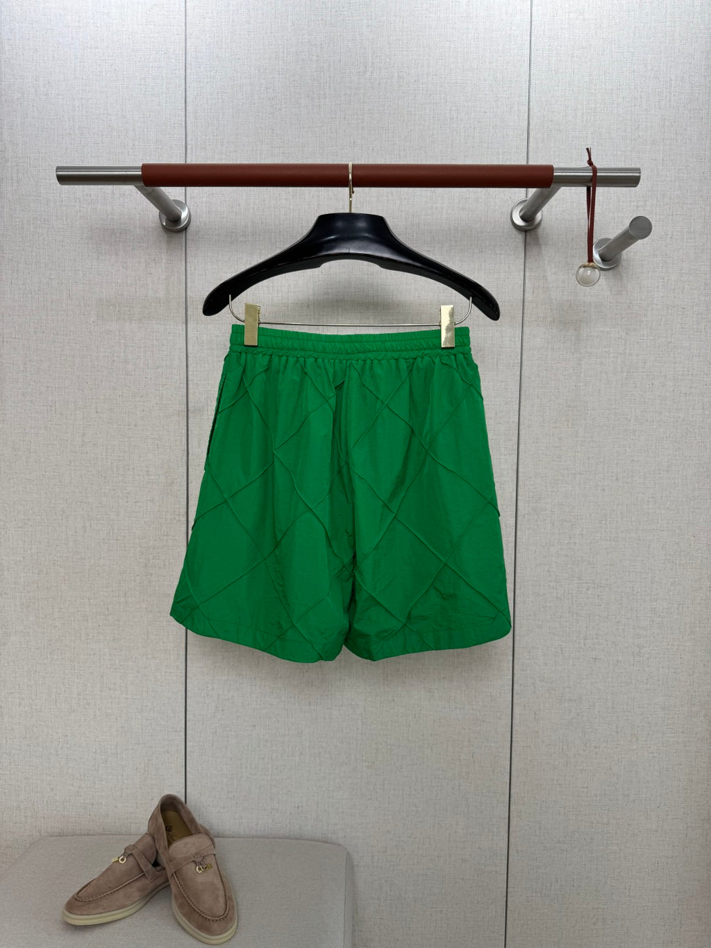 Dior – Grüne Shorts mit elastischem Bund und gestepptem Diamantmuster