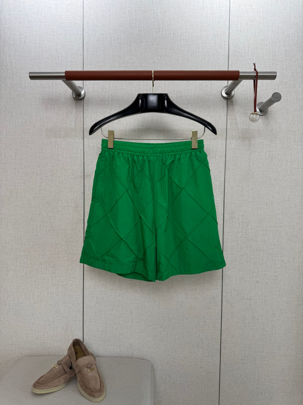 Dior – Grüne Shorts mit elastischem Bund und gestepptem Diamantmuster