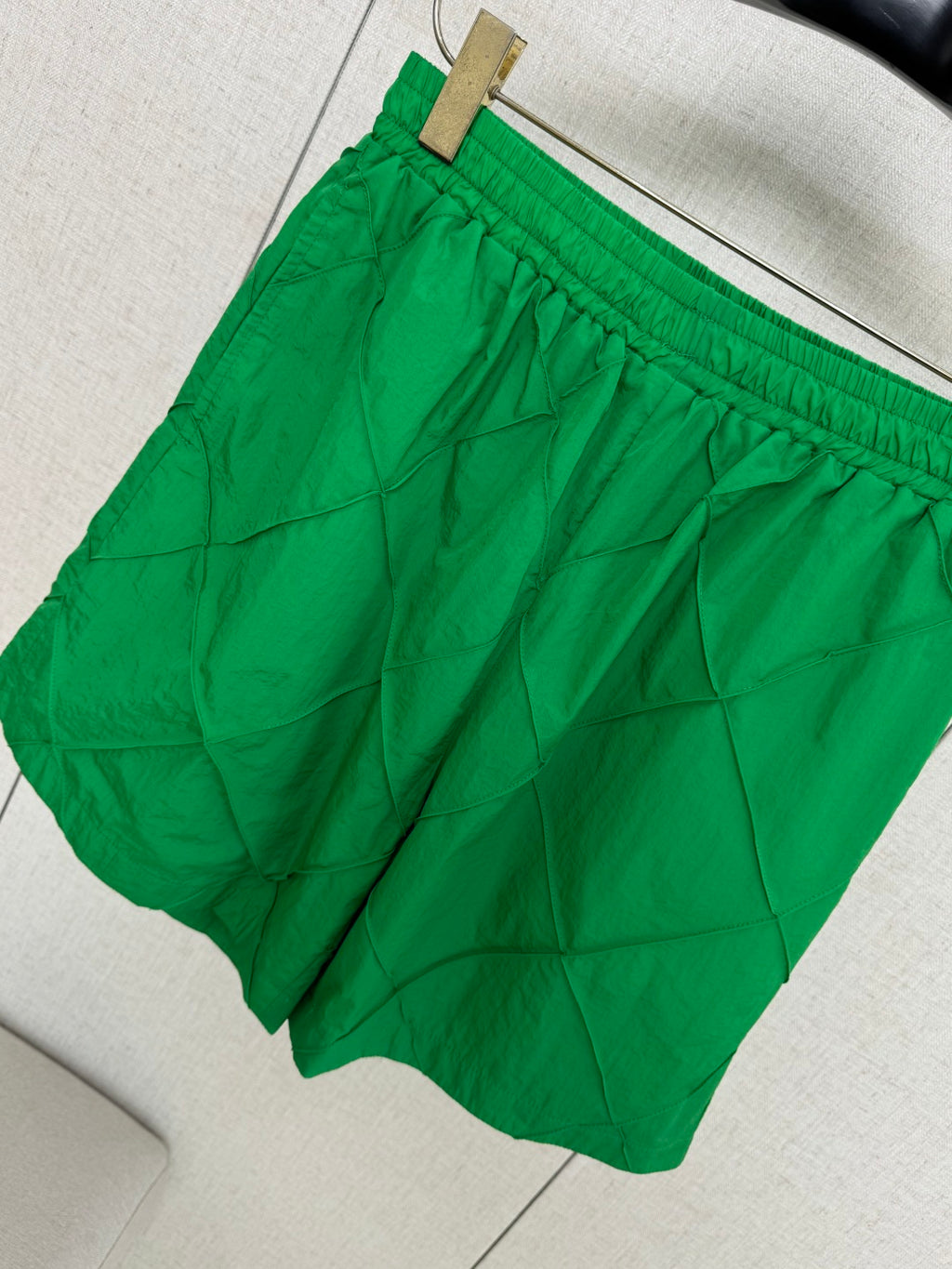 Dior – Grüne Shorts mit elastischem Bund und gestepptem Diamantmuster
