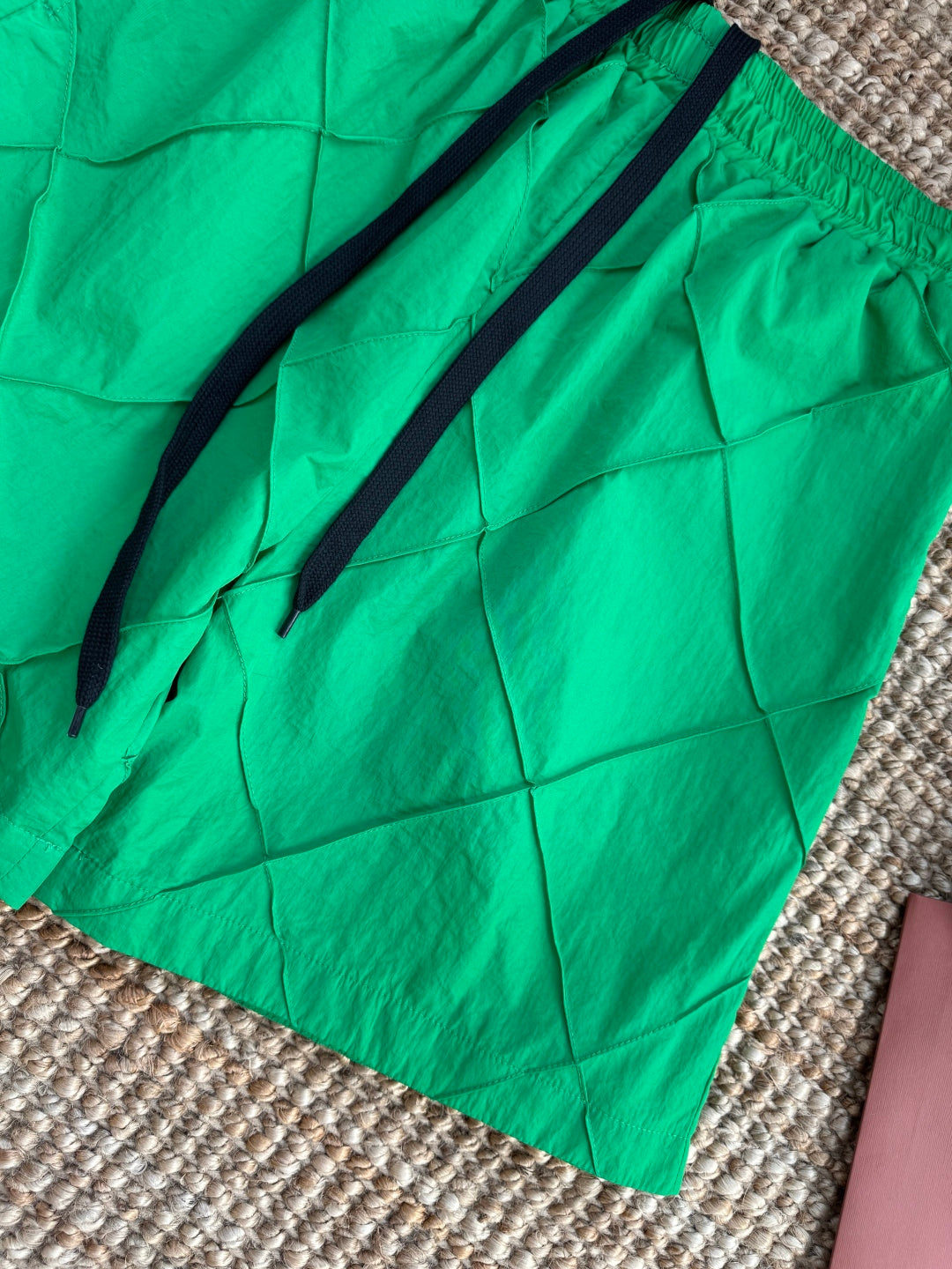 Dior – Grüne Shorts mit elastischem Bund und gestepptem Diamantmuster