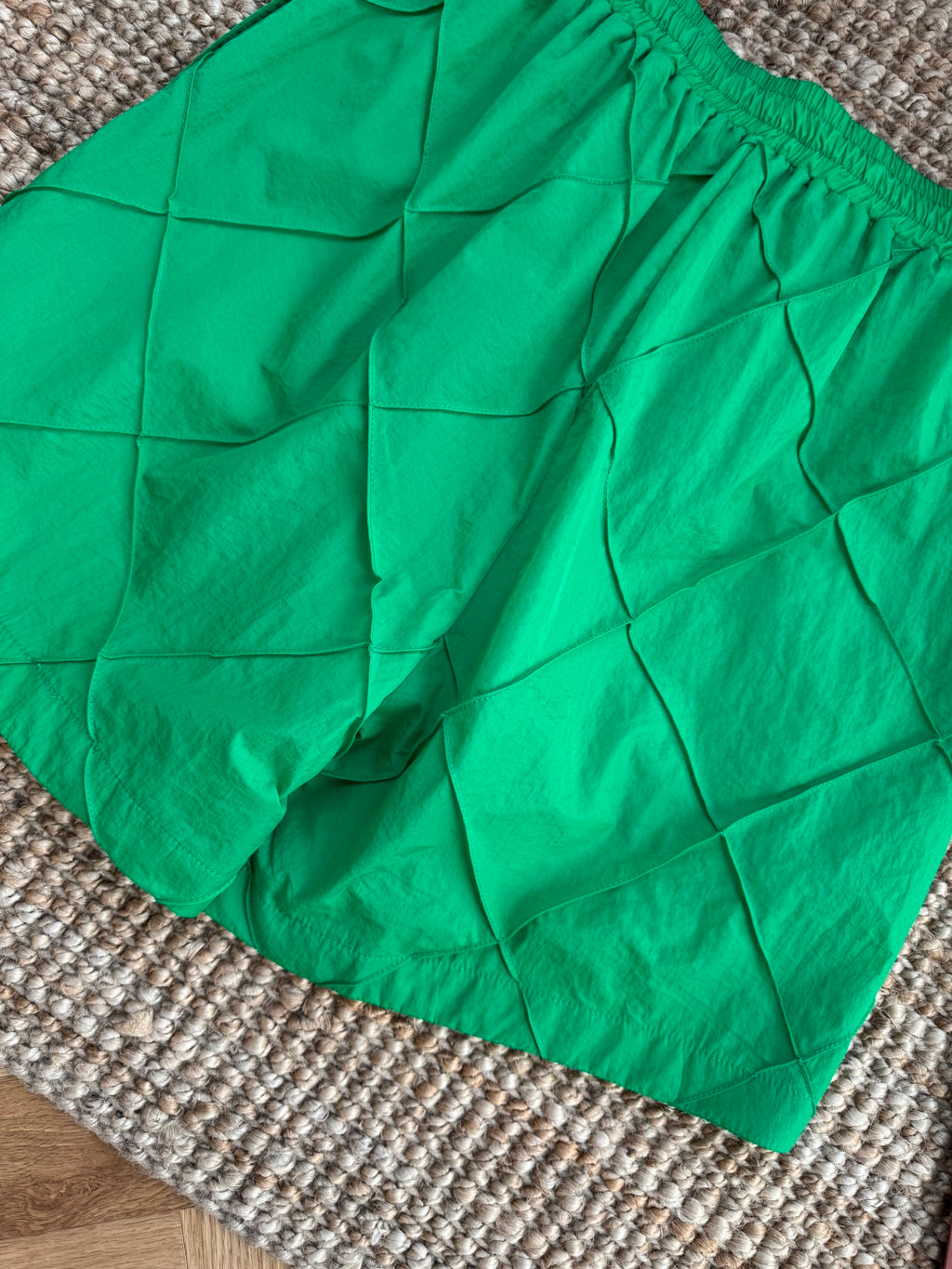 Dior – Grüne Shorts mit elastischem Bund und gestepptem Diamantmuster