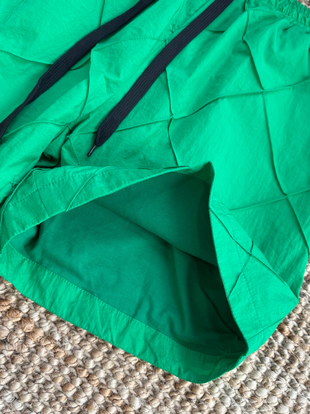 Dior – Grüne Shorts mit elastischem Bund und gestepptem Diamantmuster