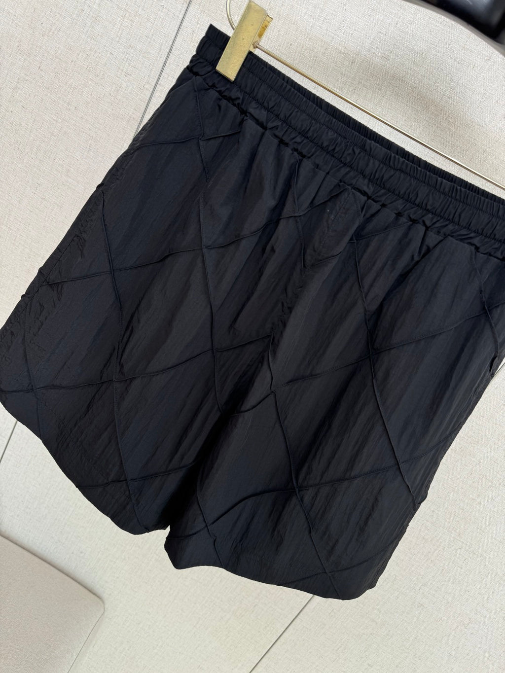 Dior – Schwarze Shorts mit elastischem Bund und gestepptem Diamantmuster