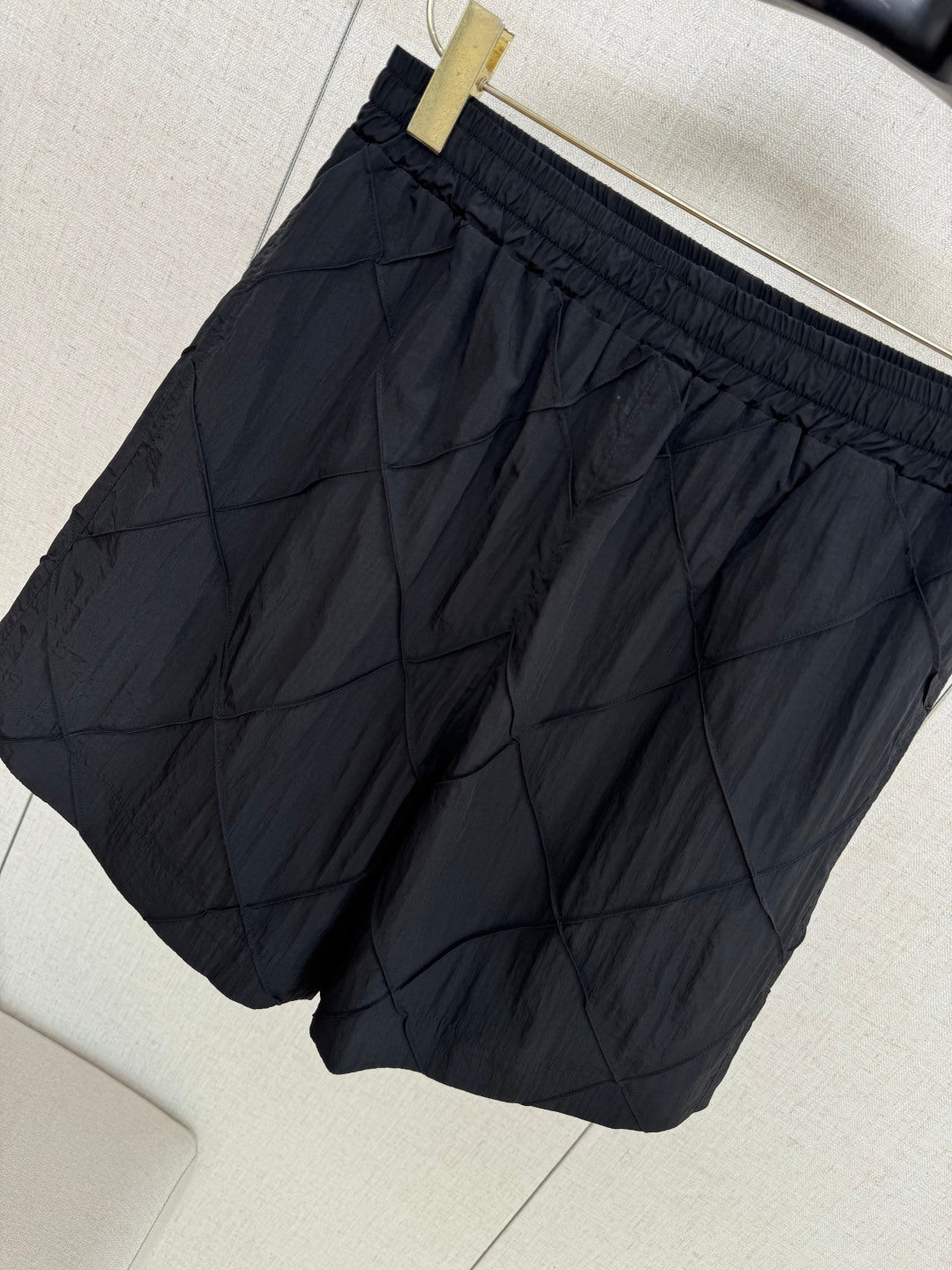 Dior – Schwarze Shorts mit elastischem Bund und gestepptem Diamantmuster