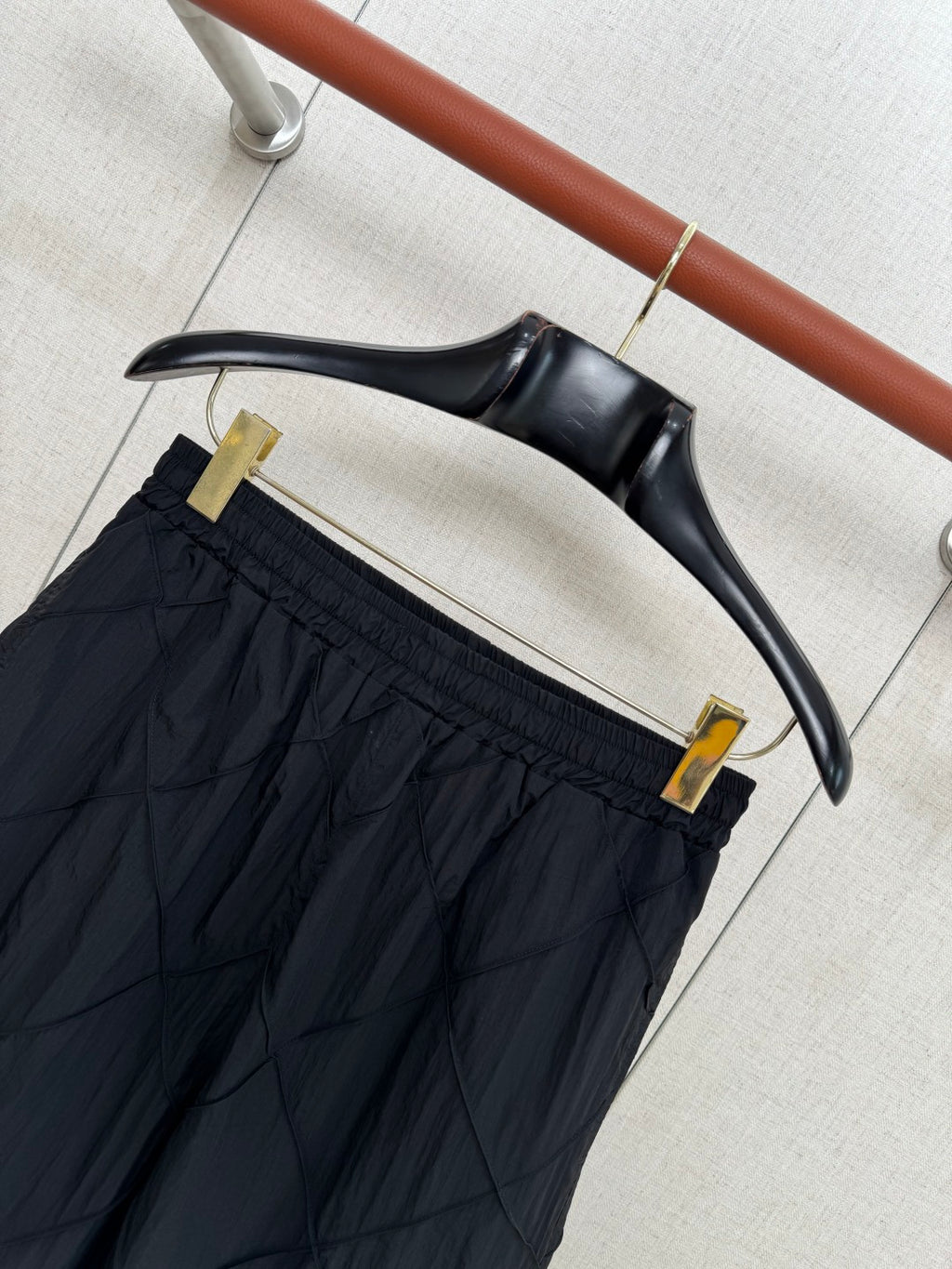 Dior – Schwarze Shorts mit elastischem Bund und gestepptem Diamantmuster