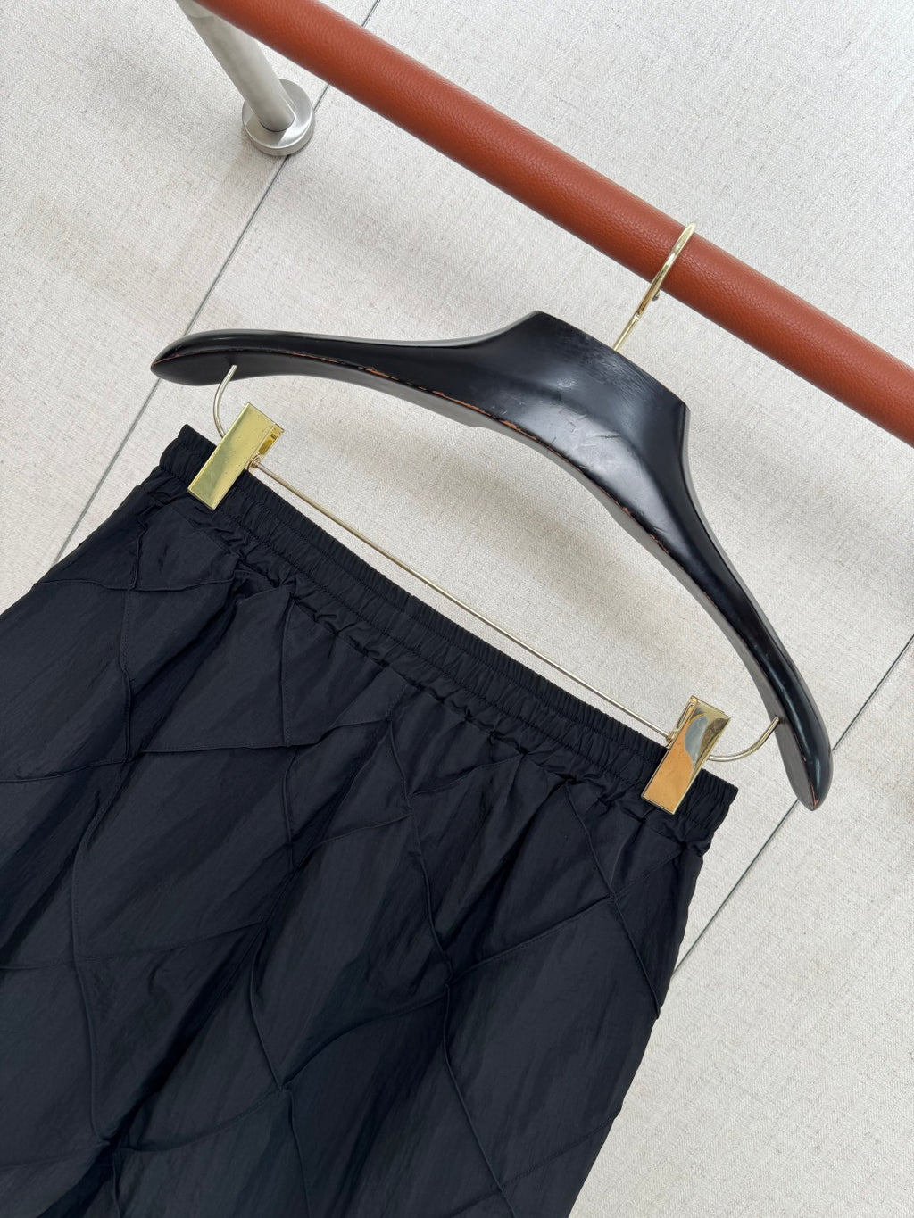 Dior – Schwarze Shorts mit elastischem Bund und gestepptem Diamantmuster