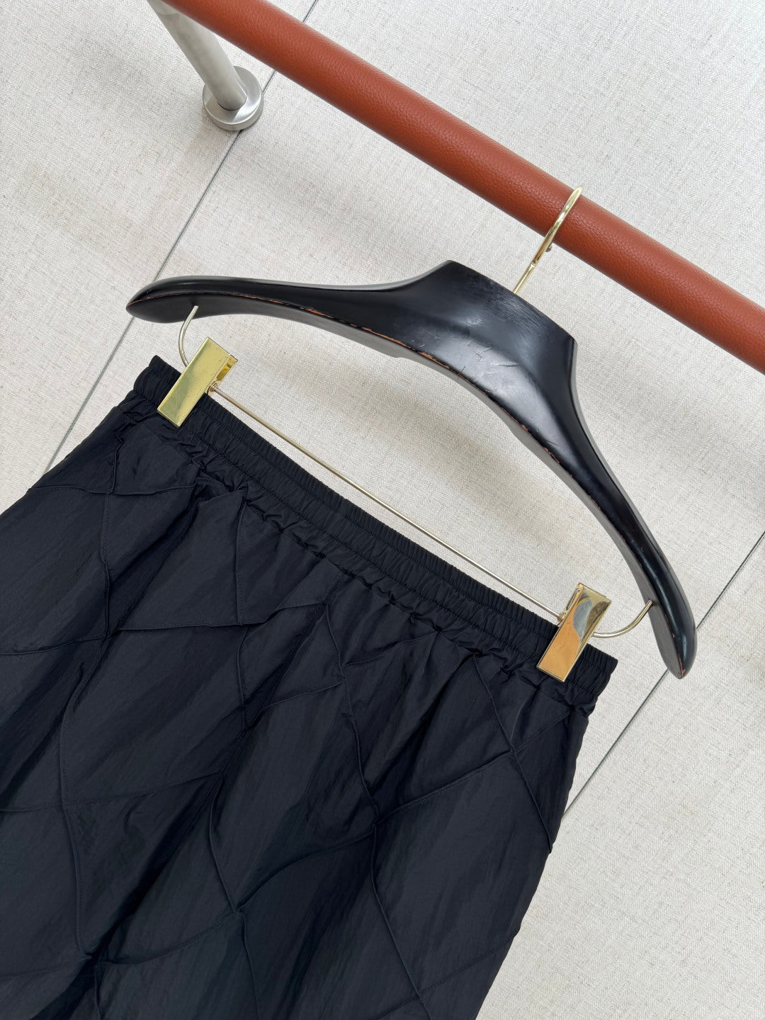 Dior – Schwarze Shorts mit elastischem Bund und gestepptem Diamantmuster