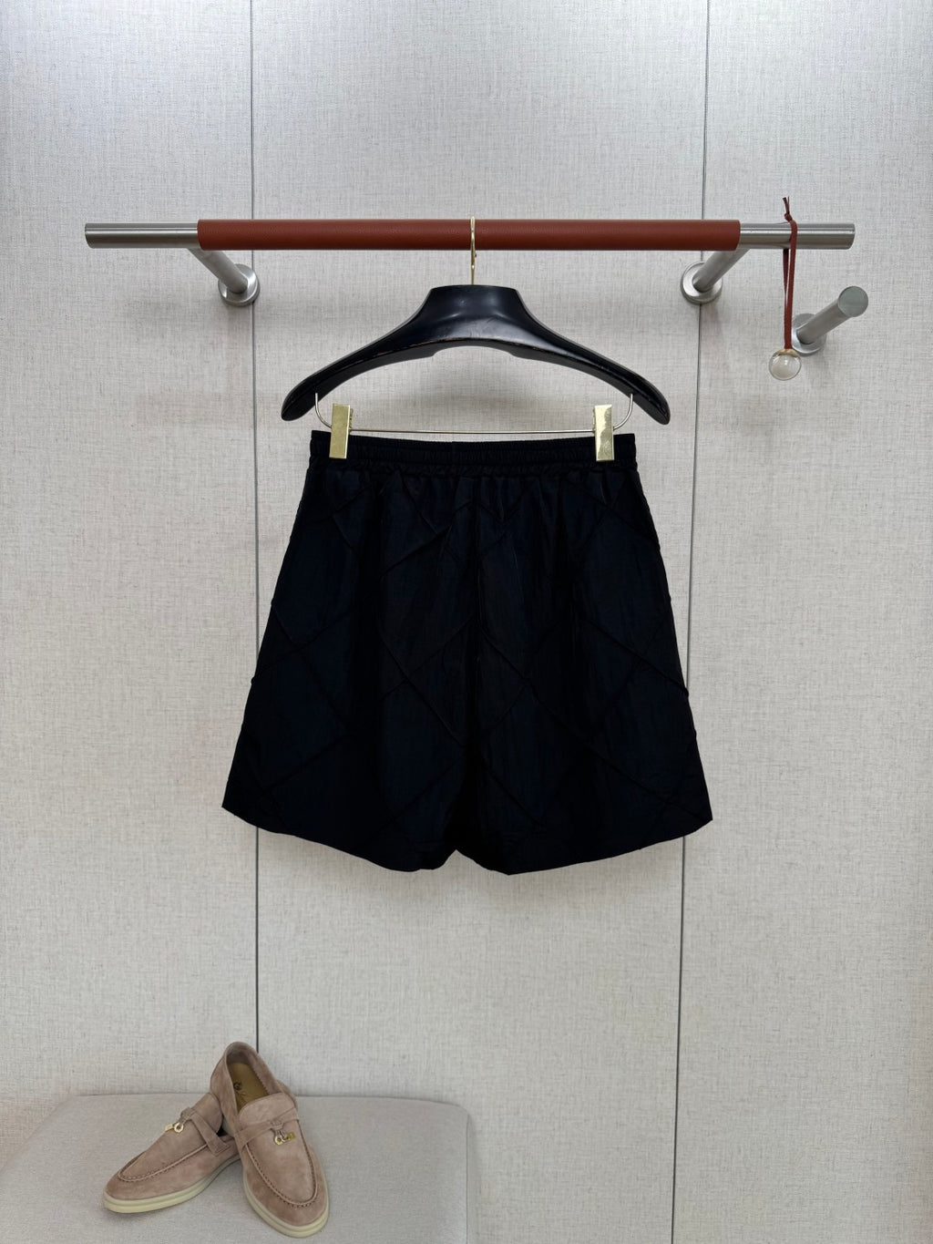 Dior – Schwarze Shorts mit elastischem Bund und gestepptem Diamantmuster