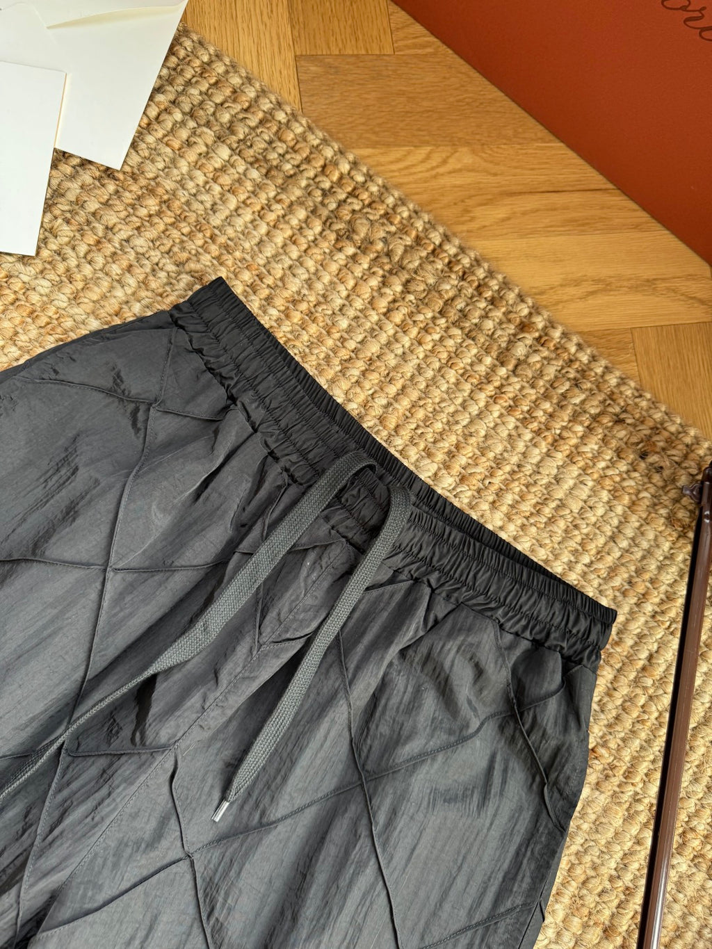 Dior – Schwarze Shorts mit elastischem Bund und gestepptem Diamantmuster