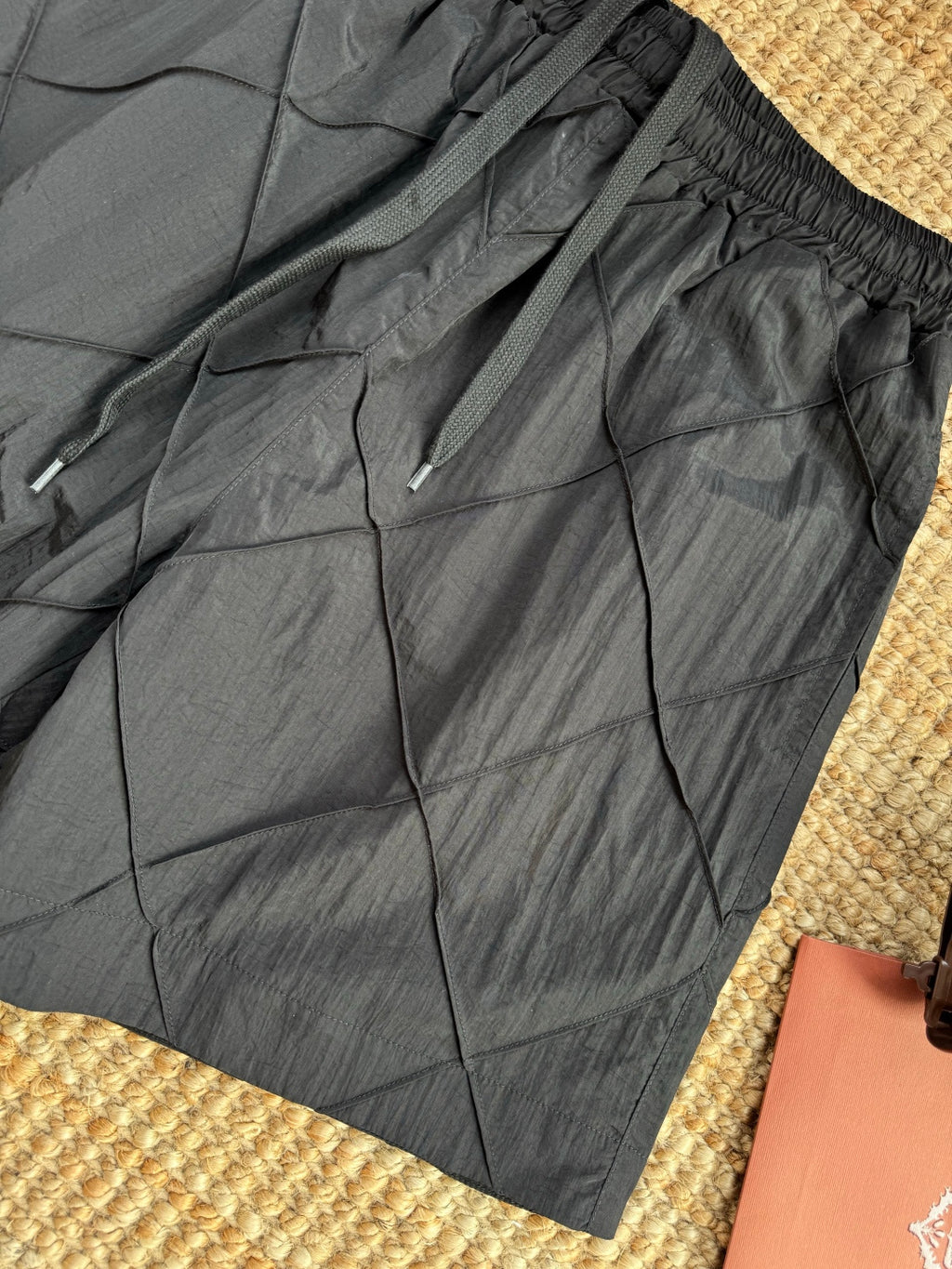 Dior – Schwarze Shorts mit elastischem Bund und gestepptem Diamantmuster