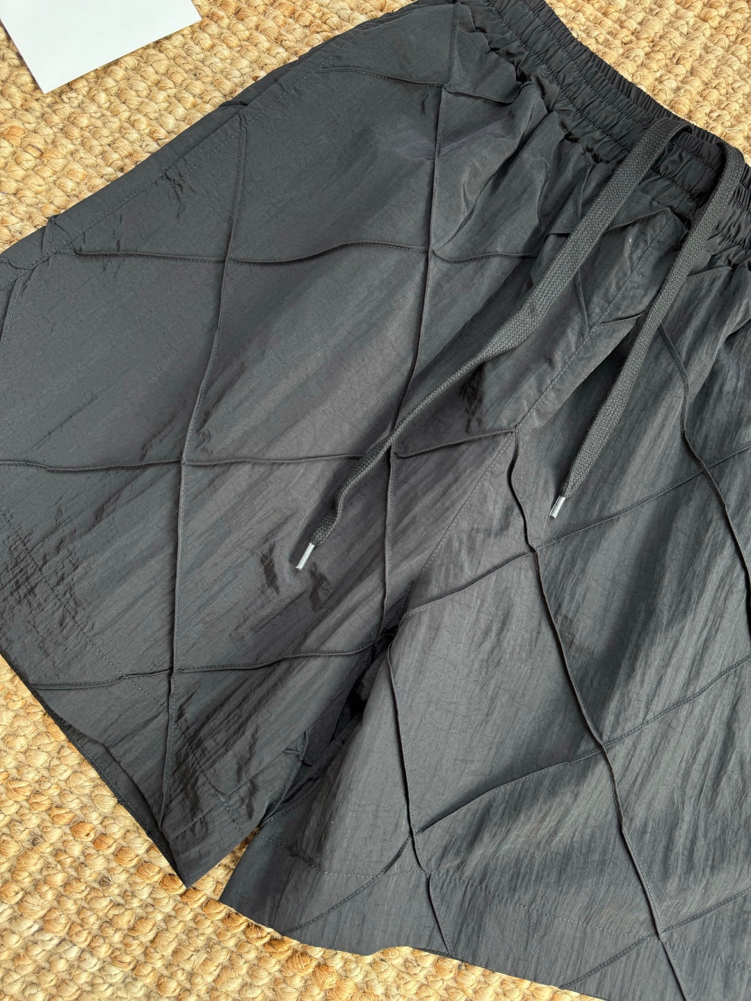 Dior – Schwarze Shorts mit elastischem Bund und gestepptem Diamantmuster