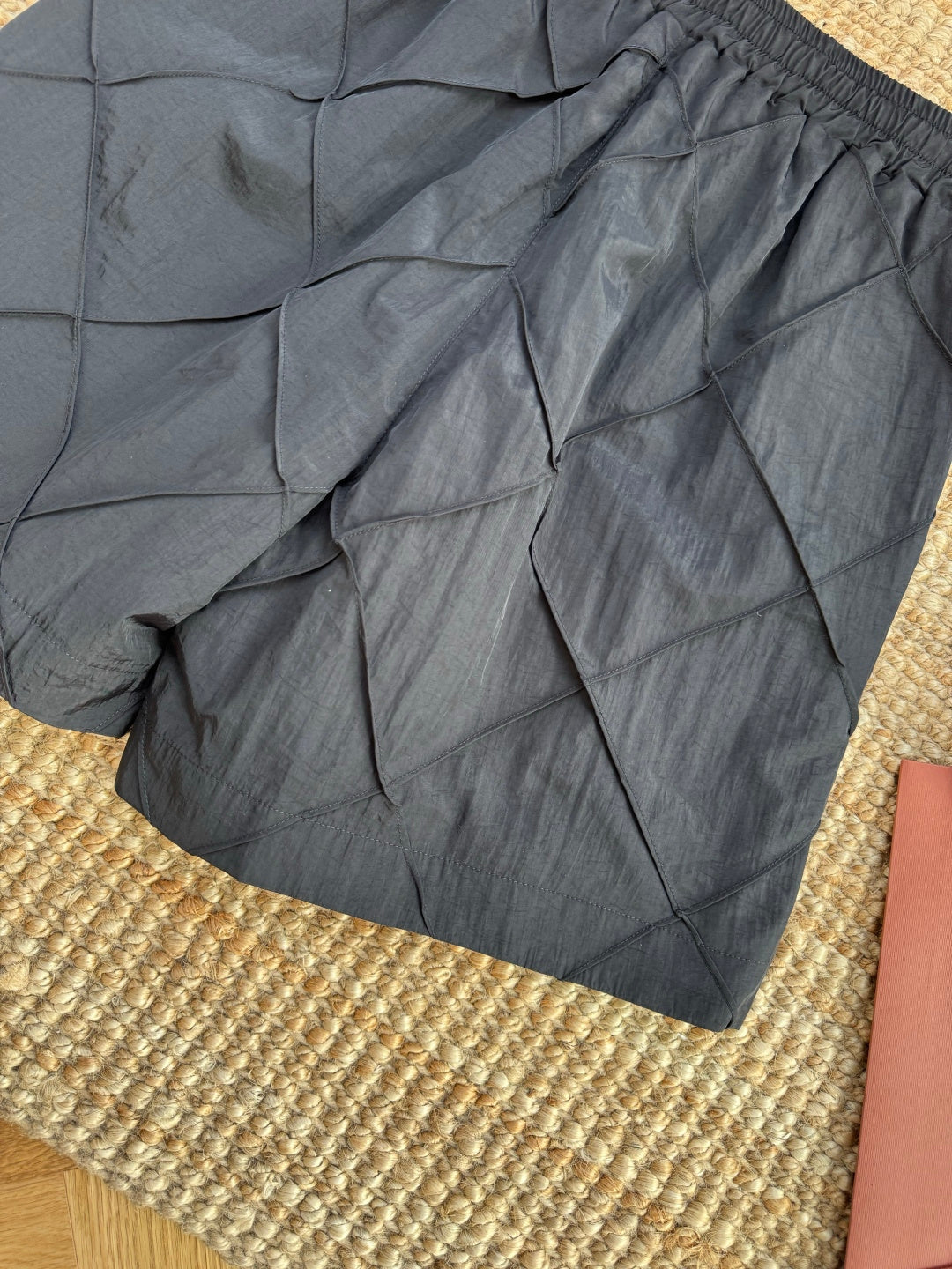 Dior – Schwarze Shorts mit elastischem Bund und gestepptem Diamantmuster