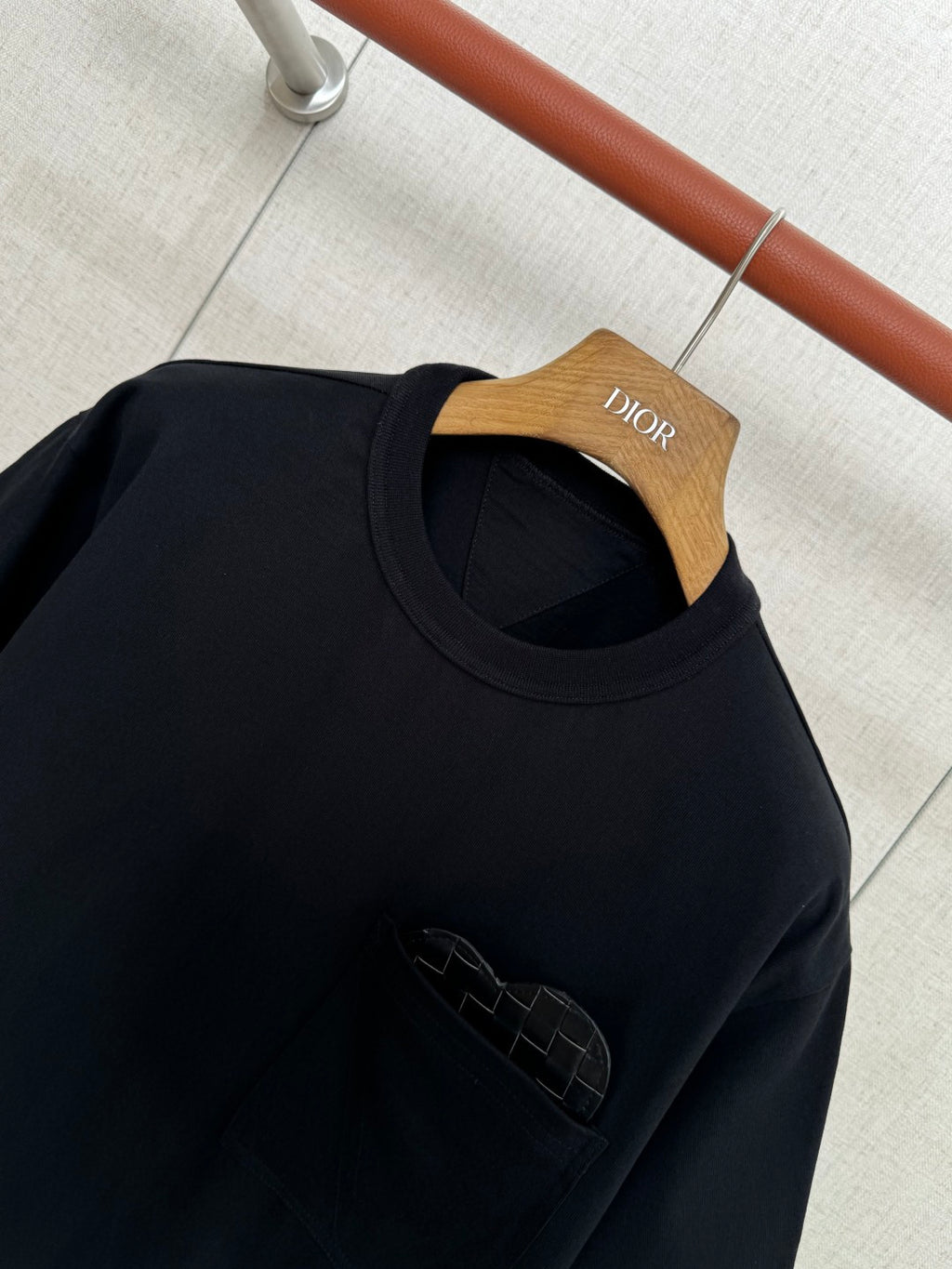 Dior – Schwarzes T-Shirt mit gemusterter Einstecktasche und Brusttasche