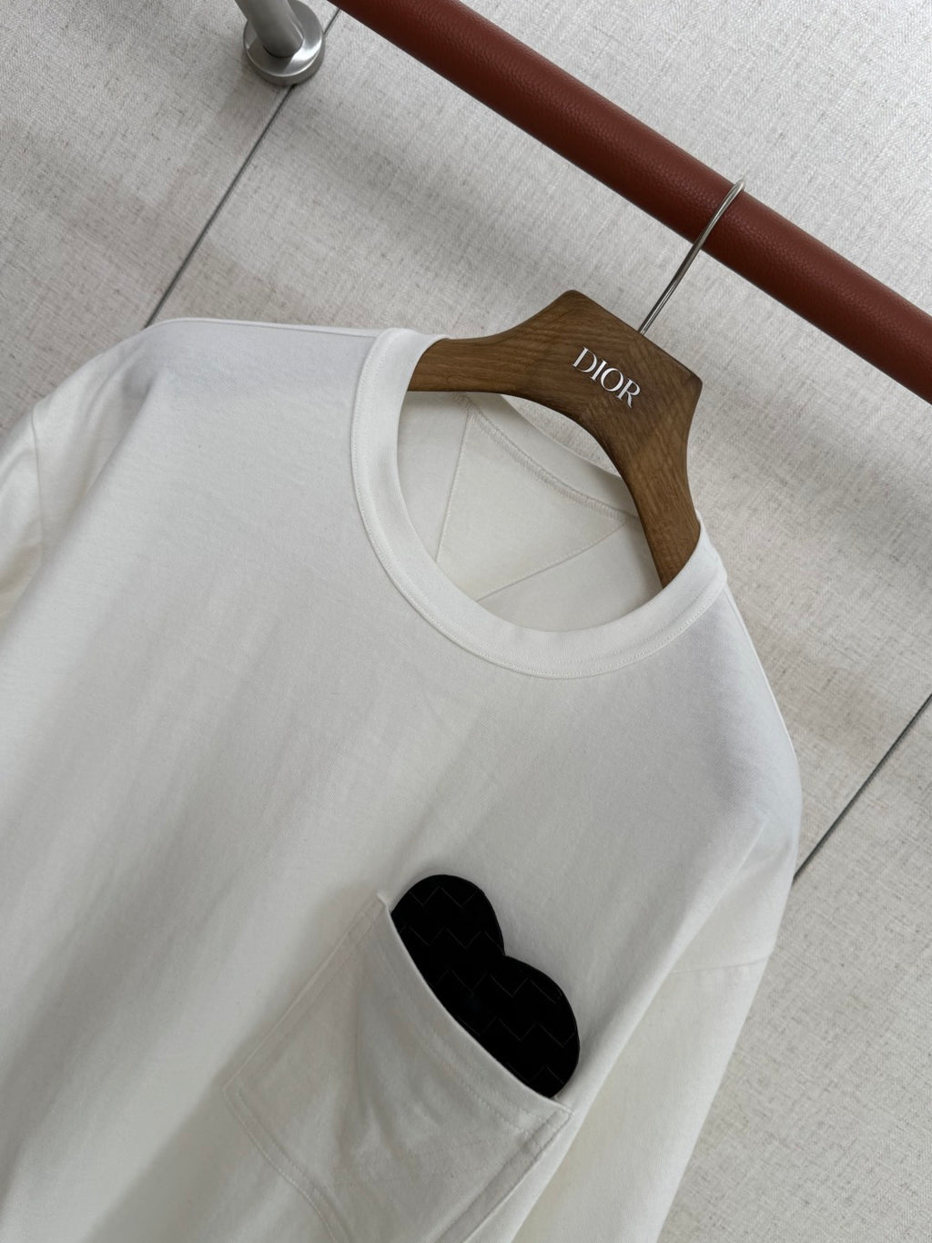 Dior – Weisses T-Shirt mit Herz-Detail in der Brusttasche