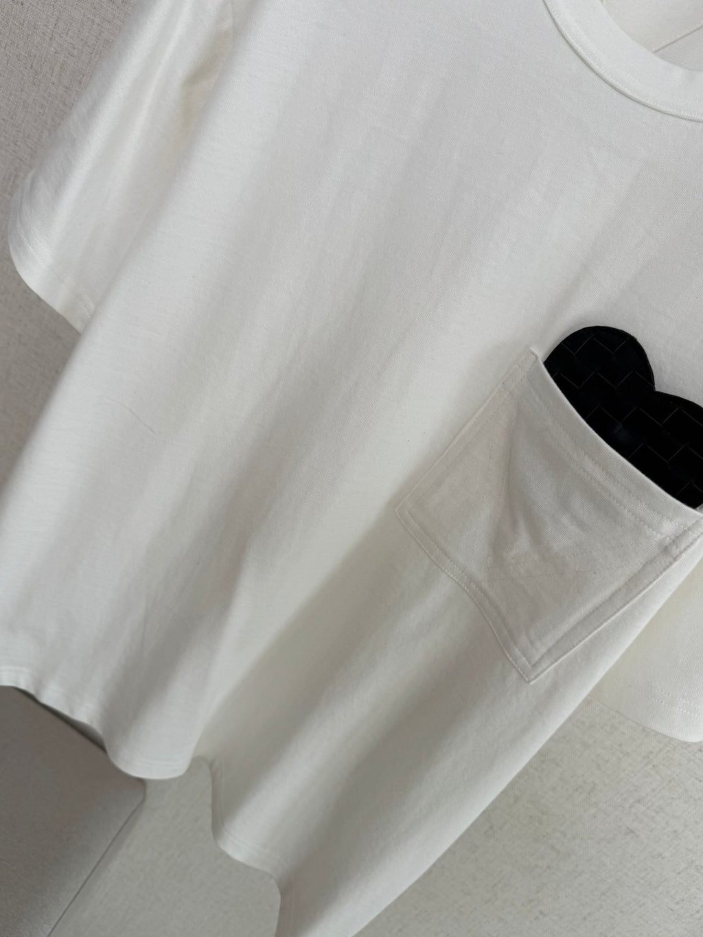 Dior – Weisses T-Shirt mit Herz-Detail in der Brusttasche
