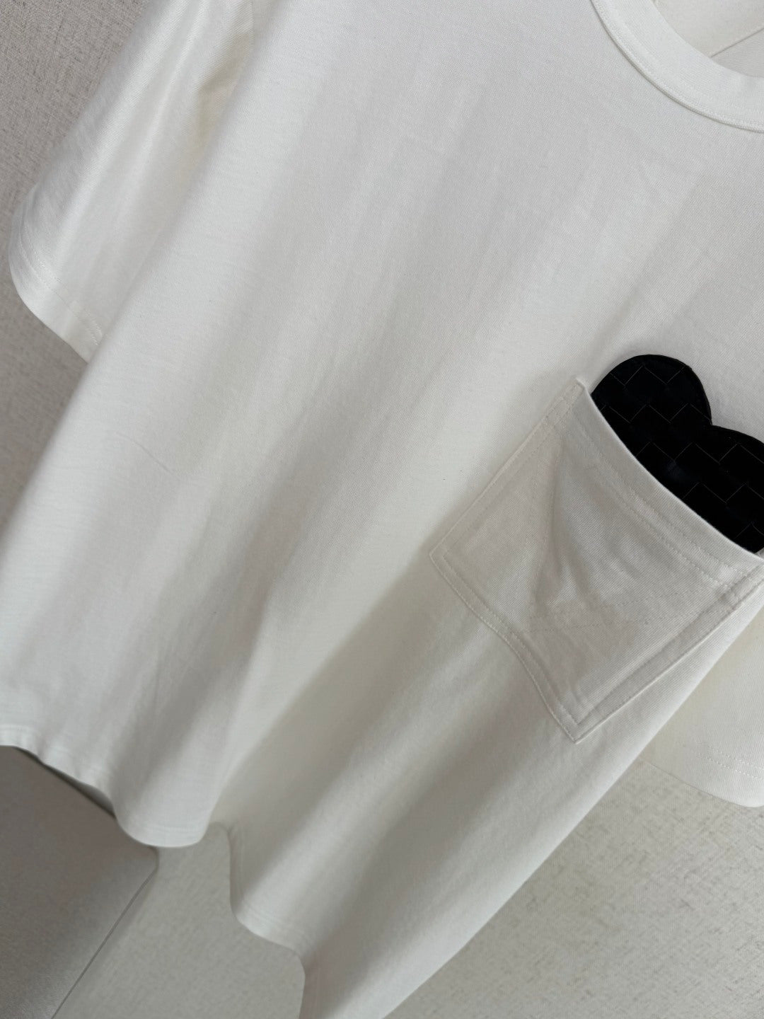 Dior – Weisses T-Shirt mit Herz-Detail in der Brusttasche