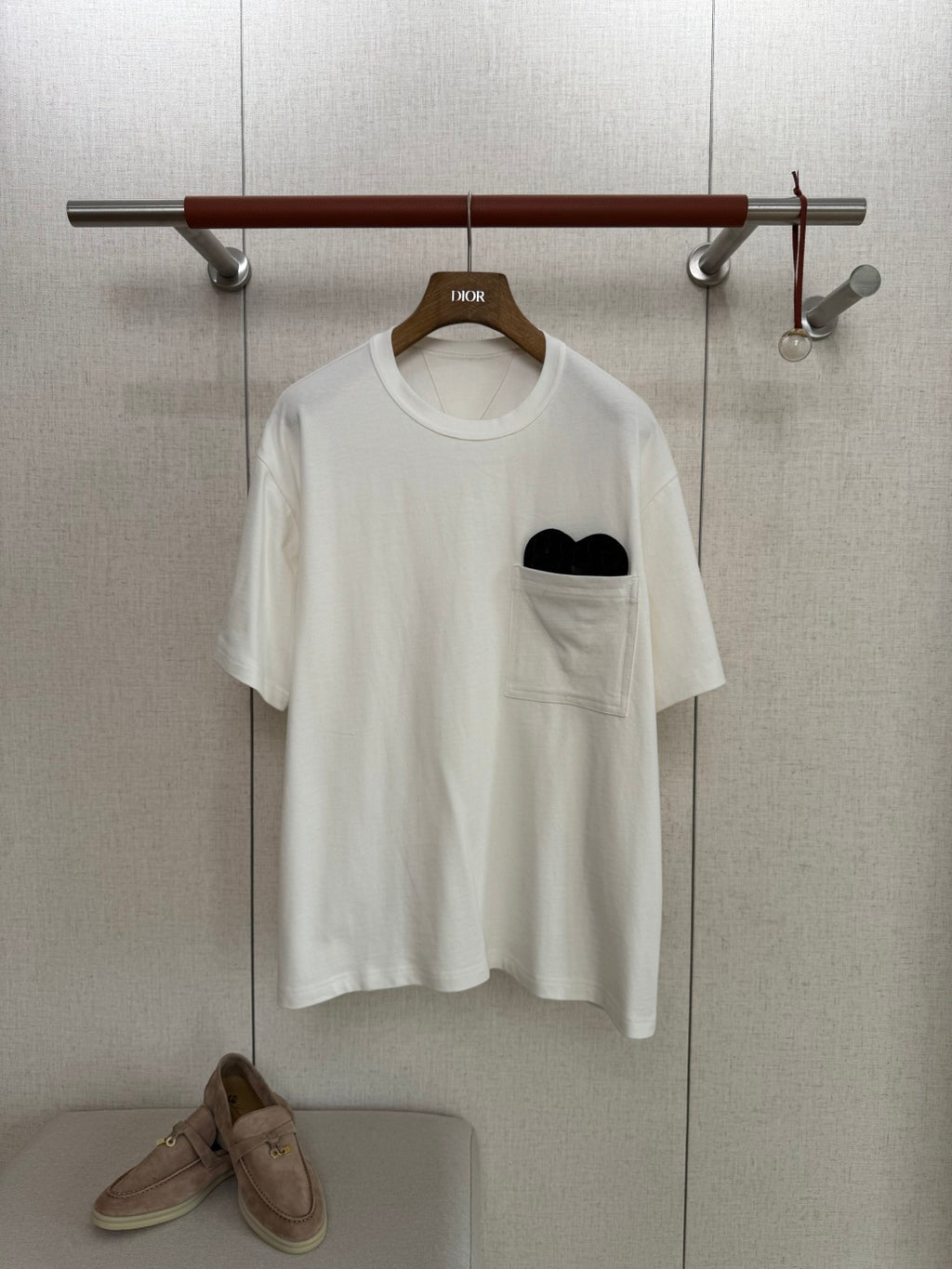 Dior – Weisses T-Shirt mit Herz-Detail in der Brusttasche