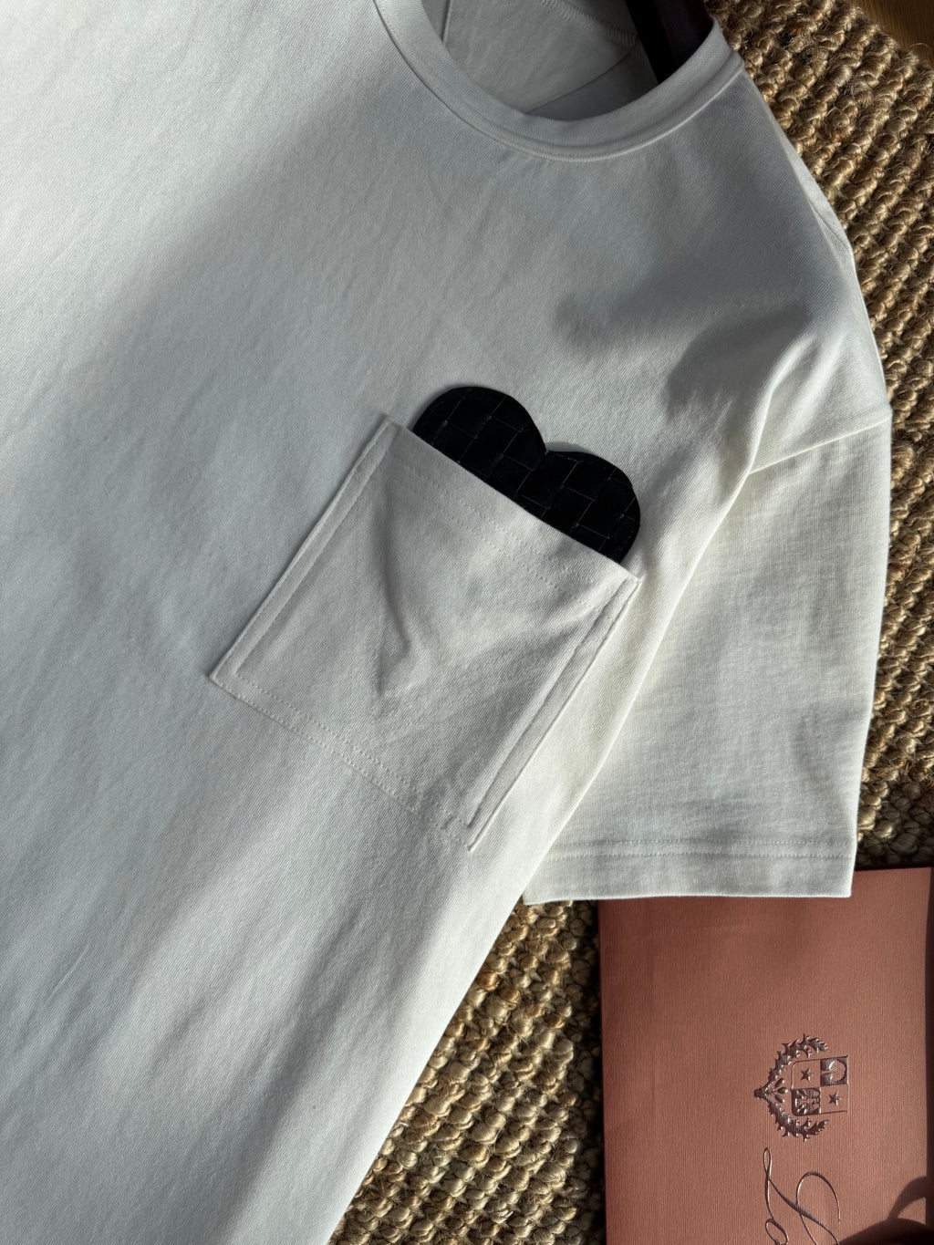 Dior – Weisses T-Shirt mit Herz-Detail in der Brusttasche