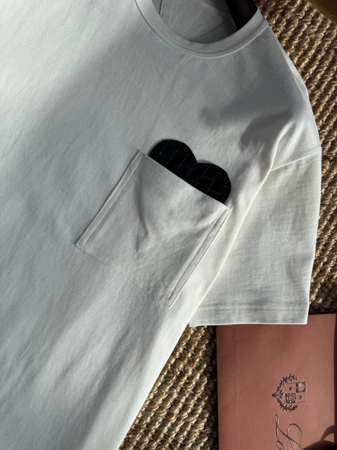 Dior – Weisses T-Shirt mit Herz-Detail in der Brusttasche