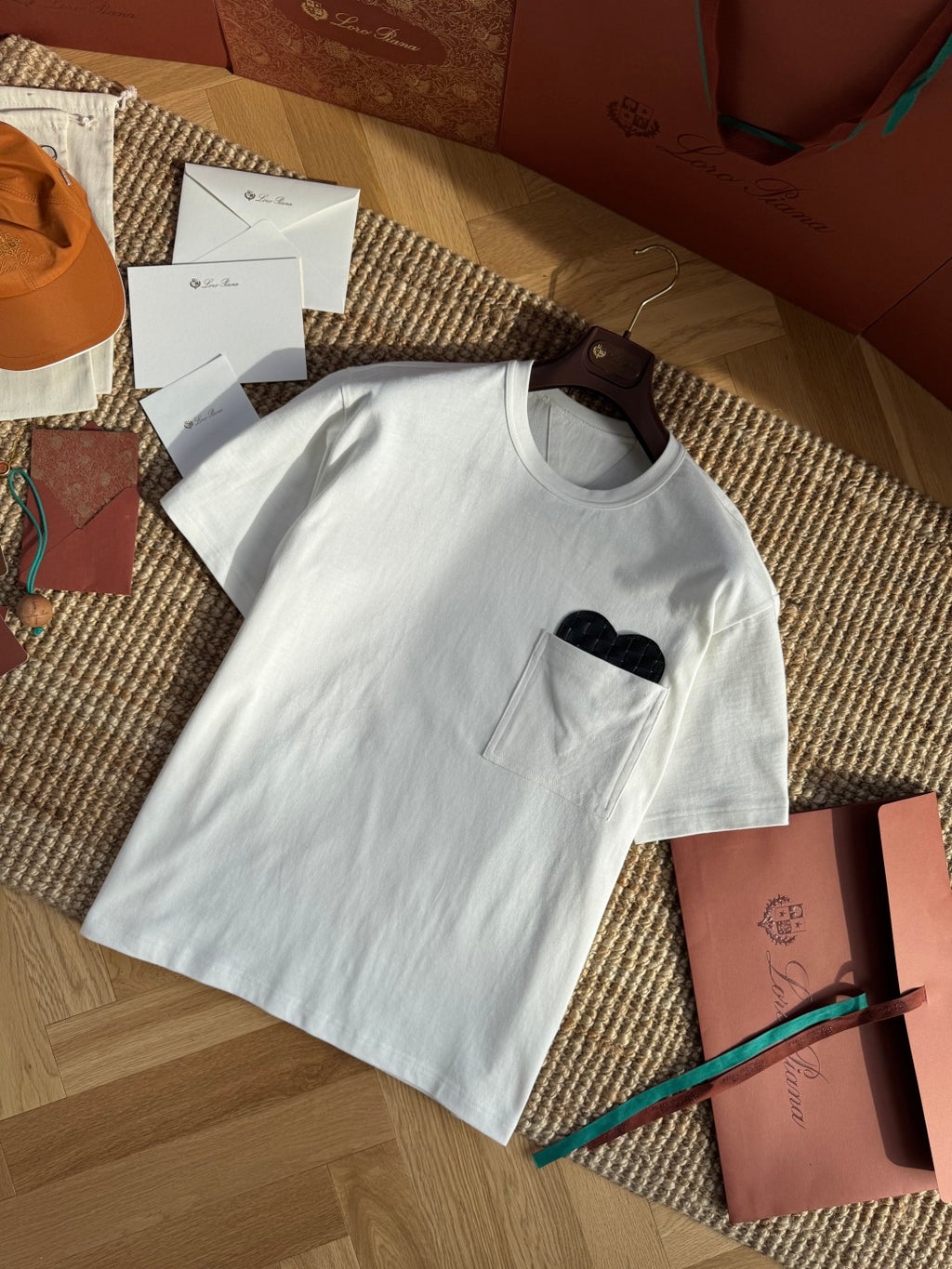 Dior – Weisses T-Shirt mit Herz-Detail in der Brusttasche