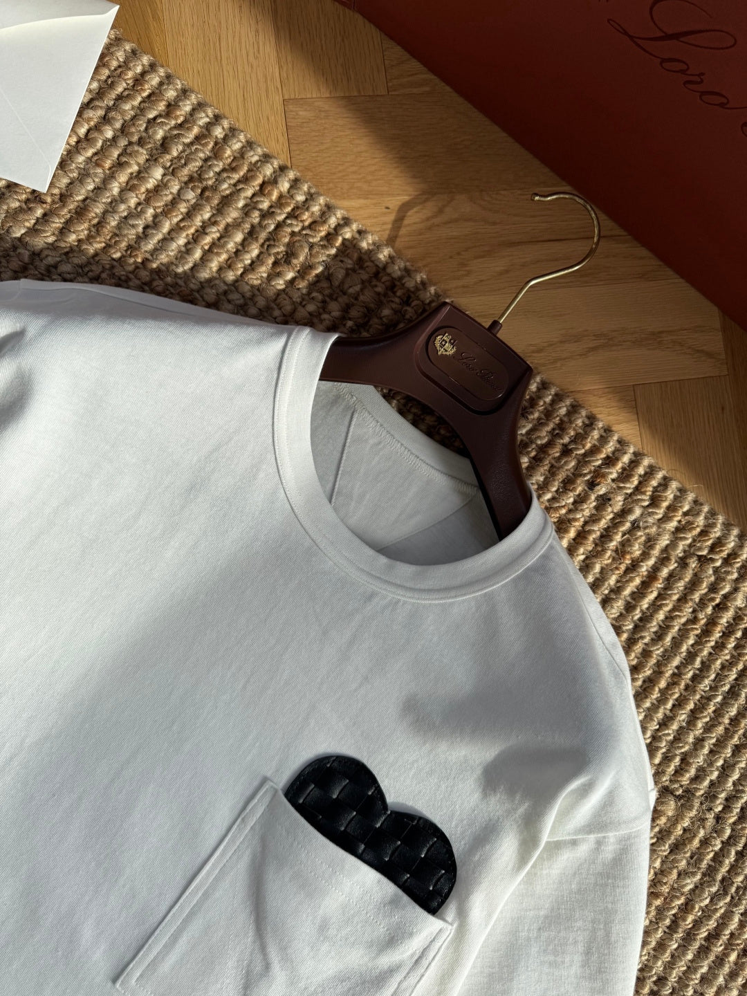 Dior – Weisses T-Shirt mit Herz-Detail in der Brusttasche
