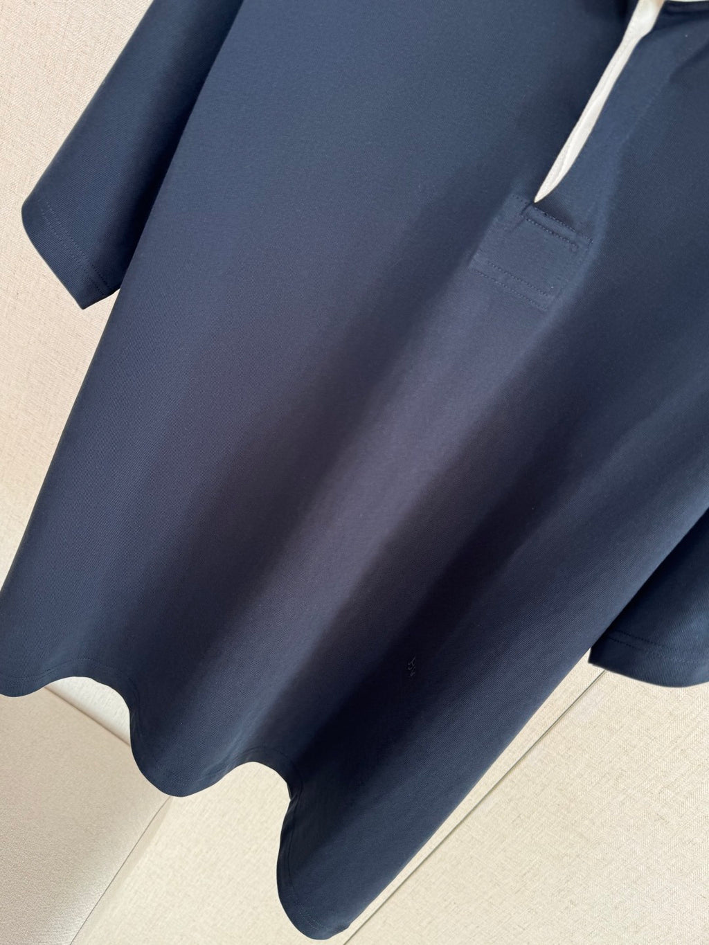 Dior – Navyblaues Polo mit weissem Kontrastkragen