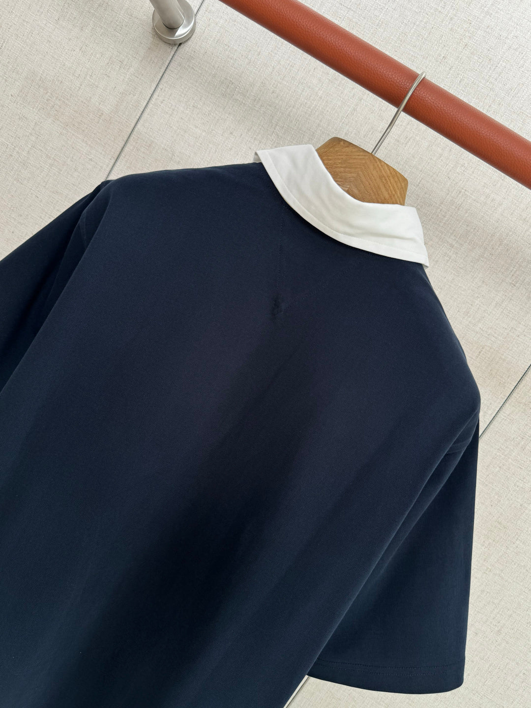 Dior – Navyblaues Polo mit weissem Kontrastkragen