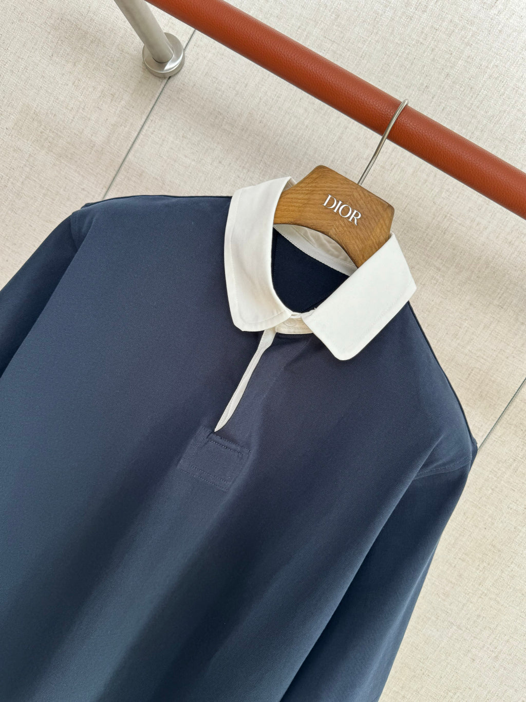 Dior – Navyblaues Polo mit weissem Kontrastkragen