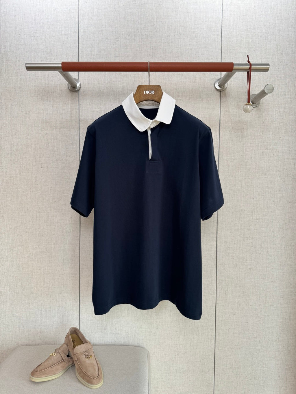 Dior – Navyblaues Polo mit weissem Kontrastkragen