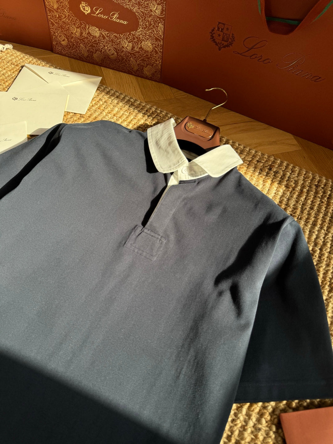 Dior – Navyblaues Polo mit weissem Kontrastkragen