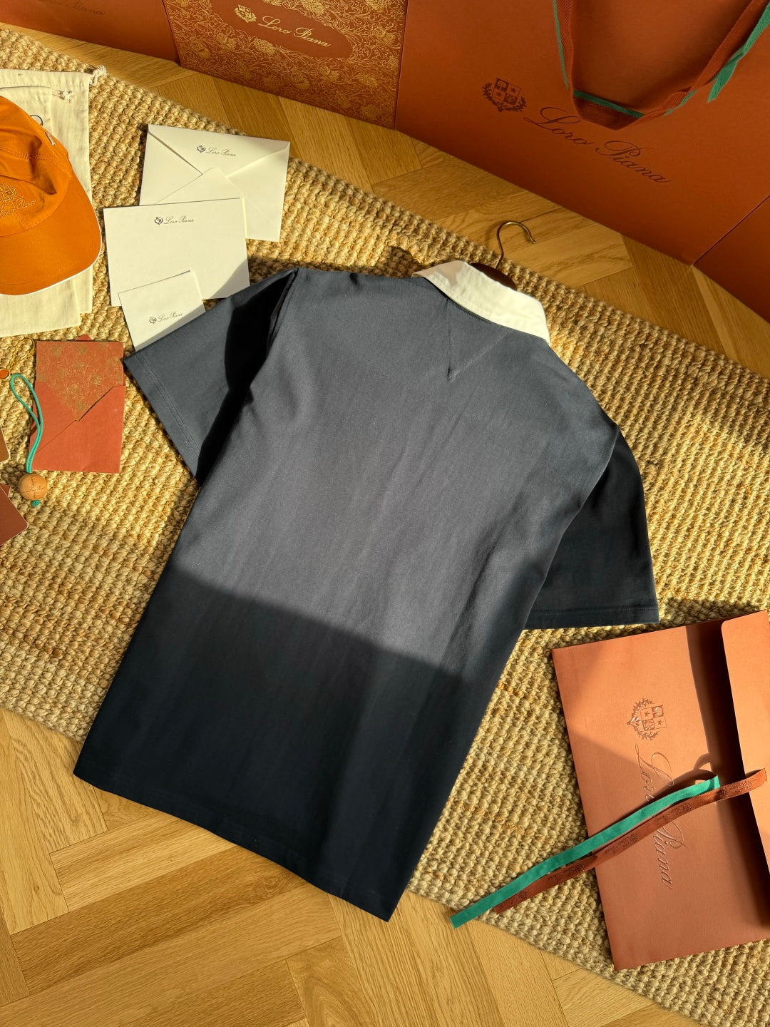 Dior – Navyblaues Polo mit weissem Kontrastkragen