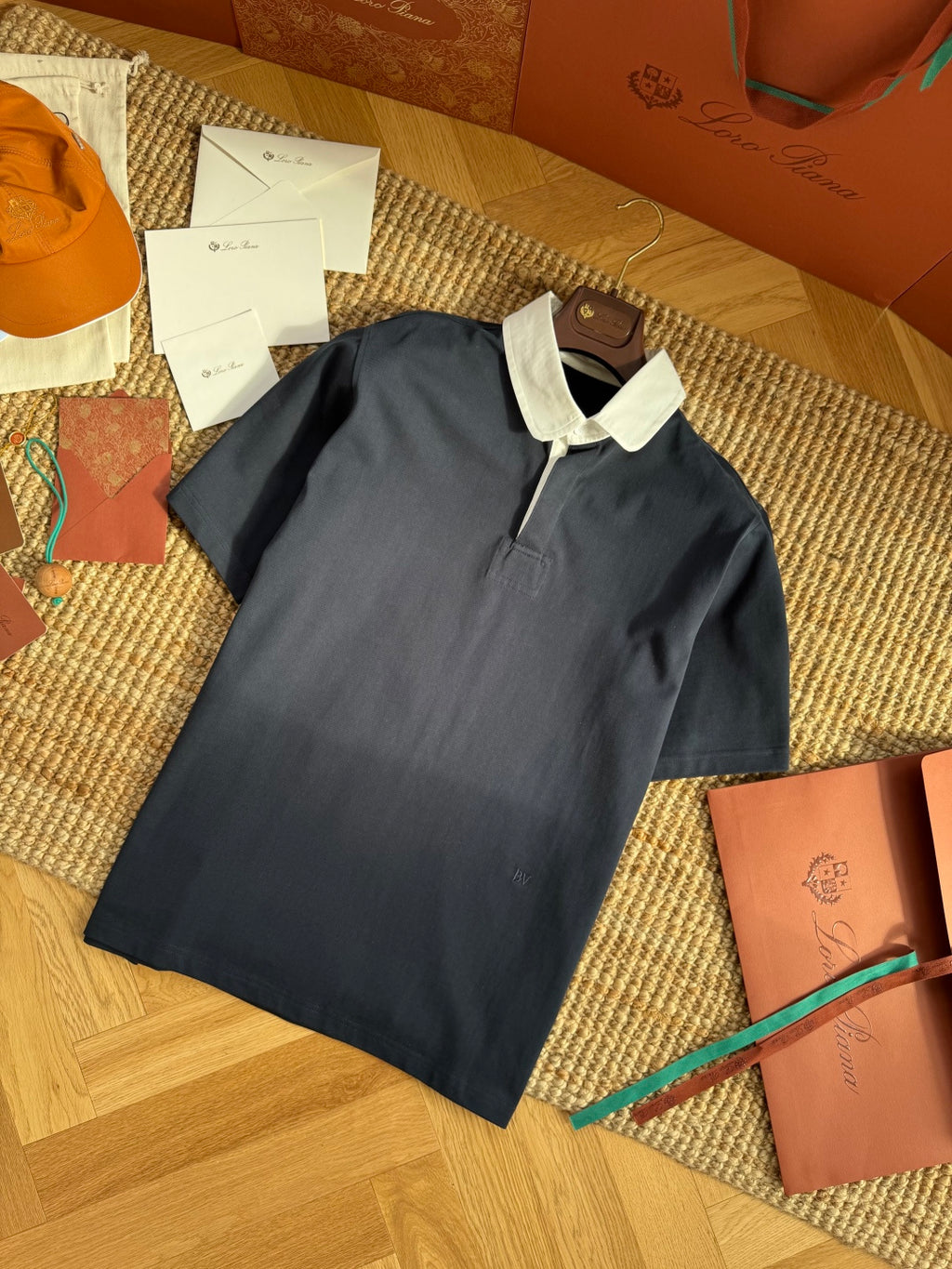 Dior – Navyblaues Polo mit weissem Kontrastkragen