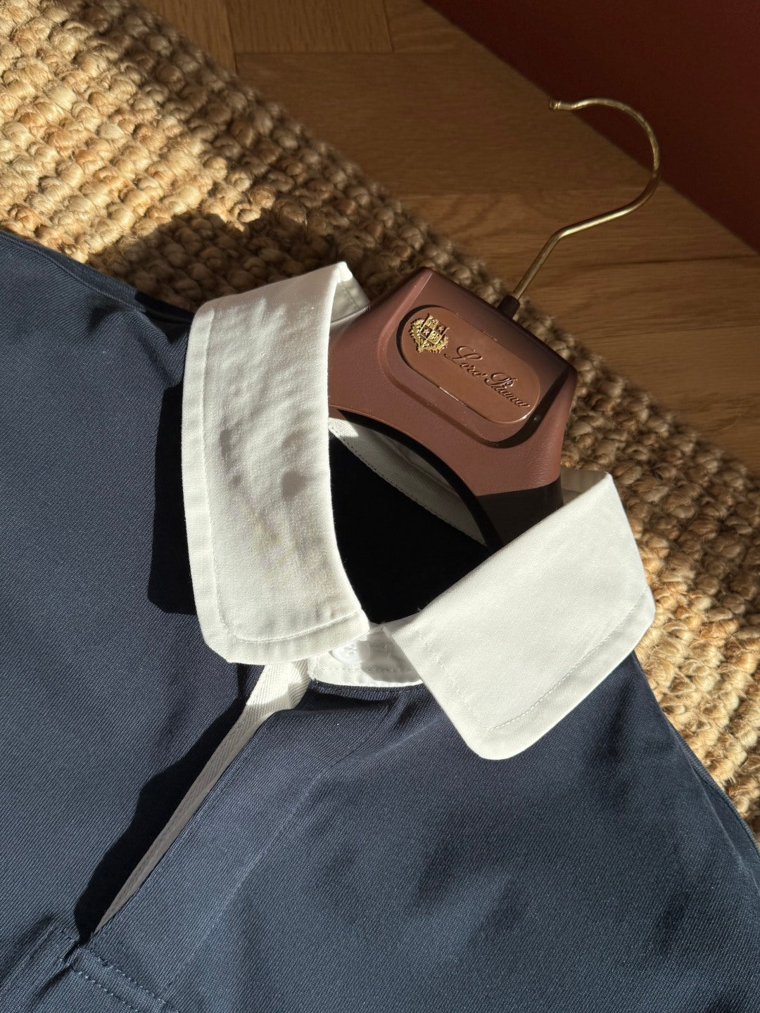 Dior – Navyblaues Polo mit weissem Kontrastkragen