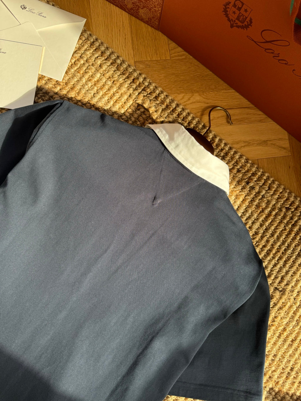 Dior – Navyblaues Polo mit weissem Kontrastkragen